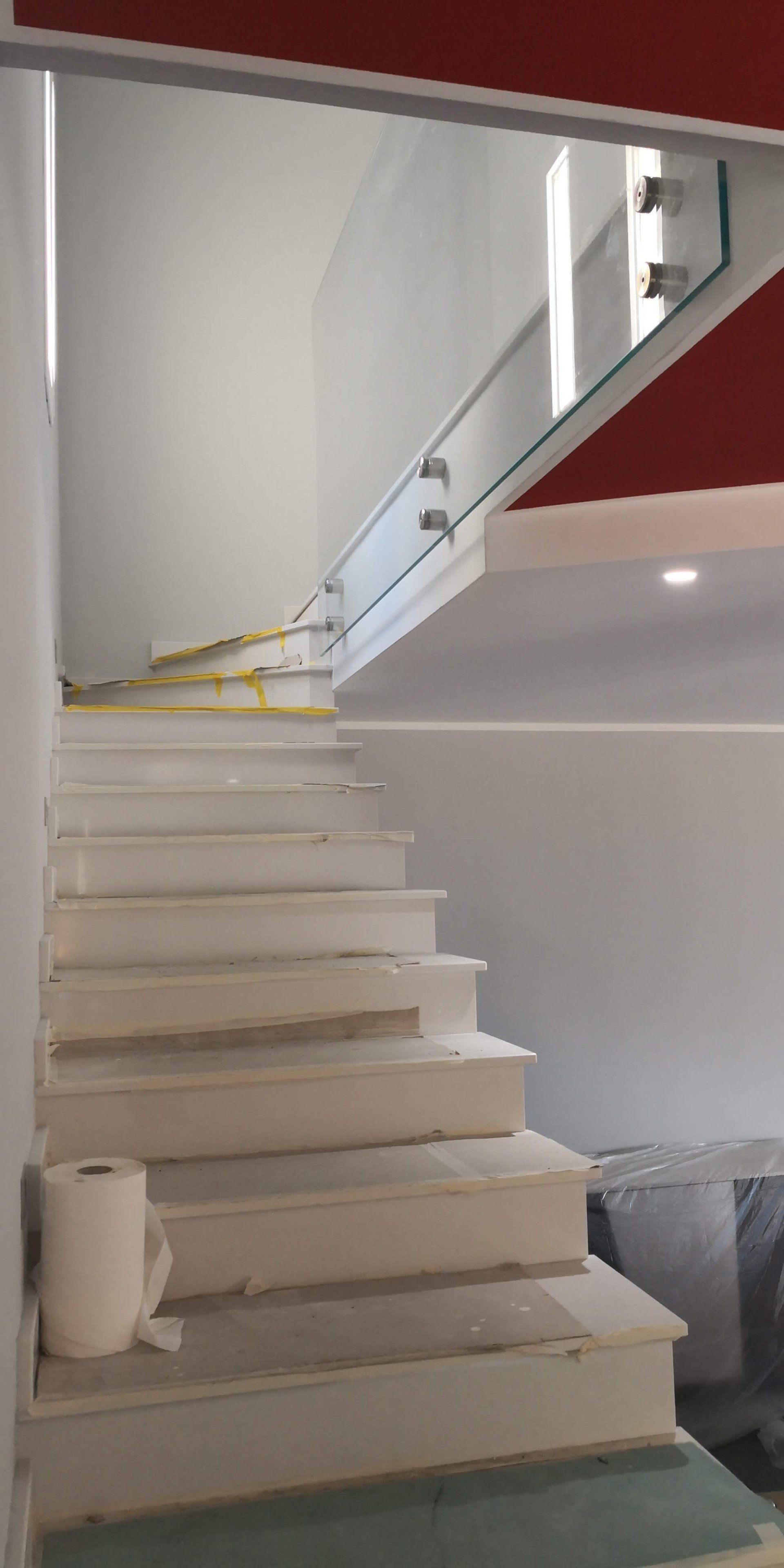 installazione ringhiera in vetro per scale