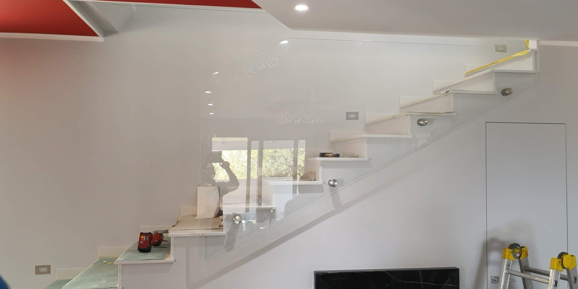 scale a vista con ringhiera in vetro