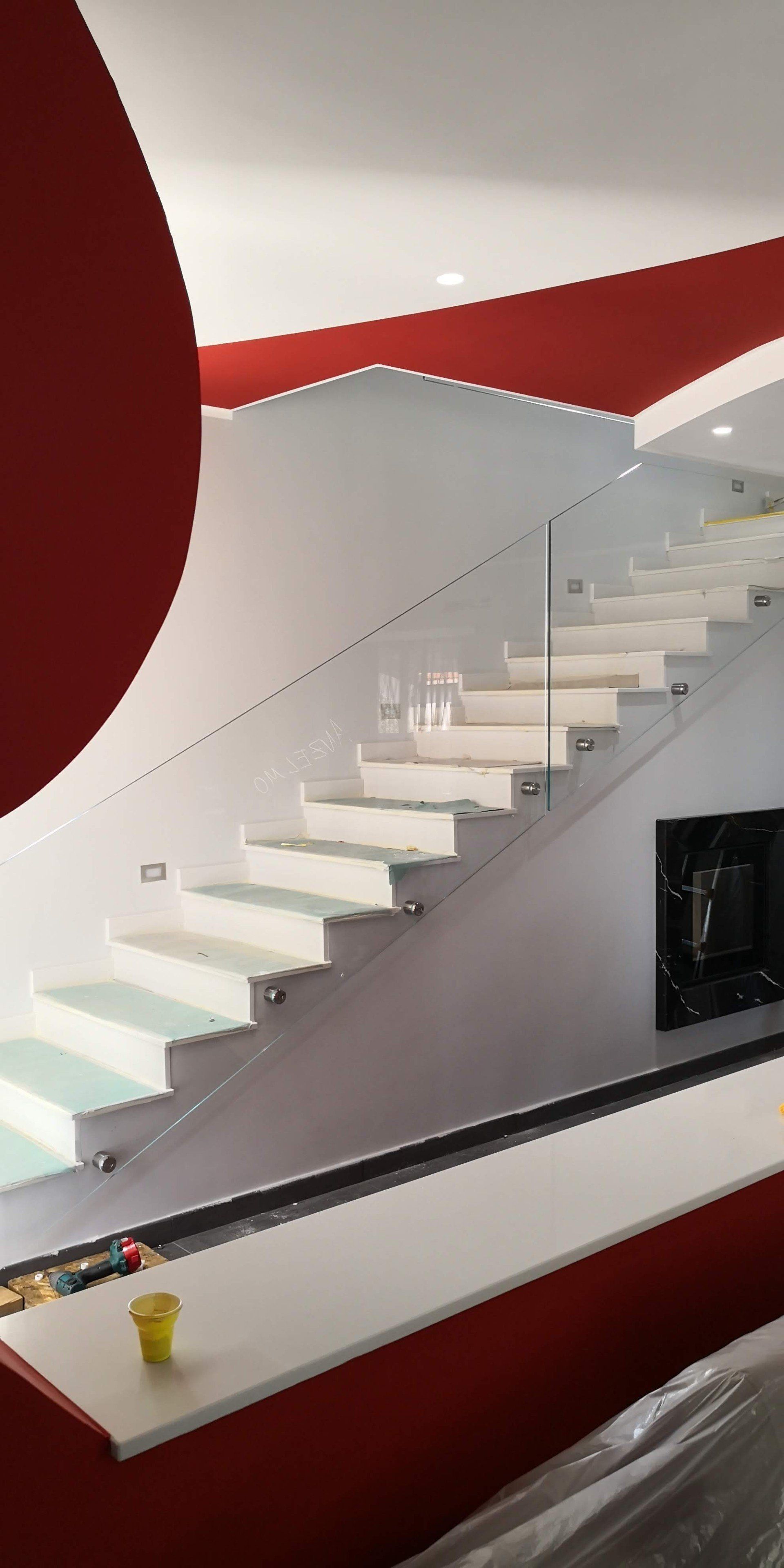 scale con ringhiera in vetro