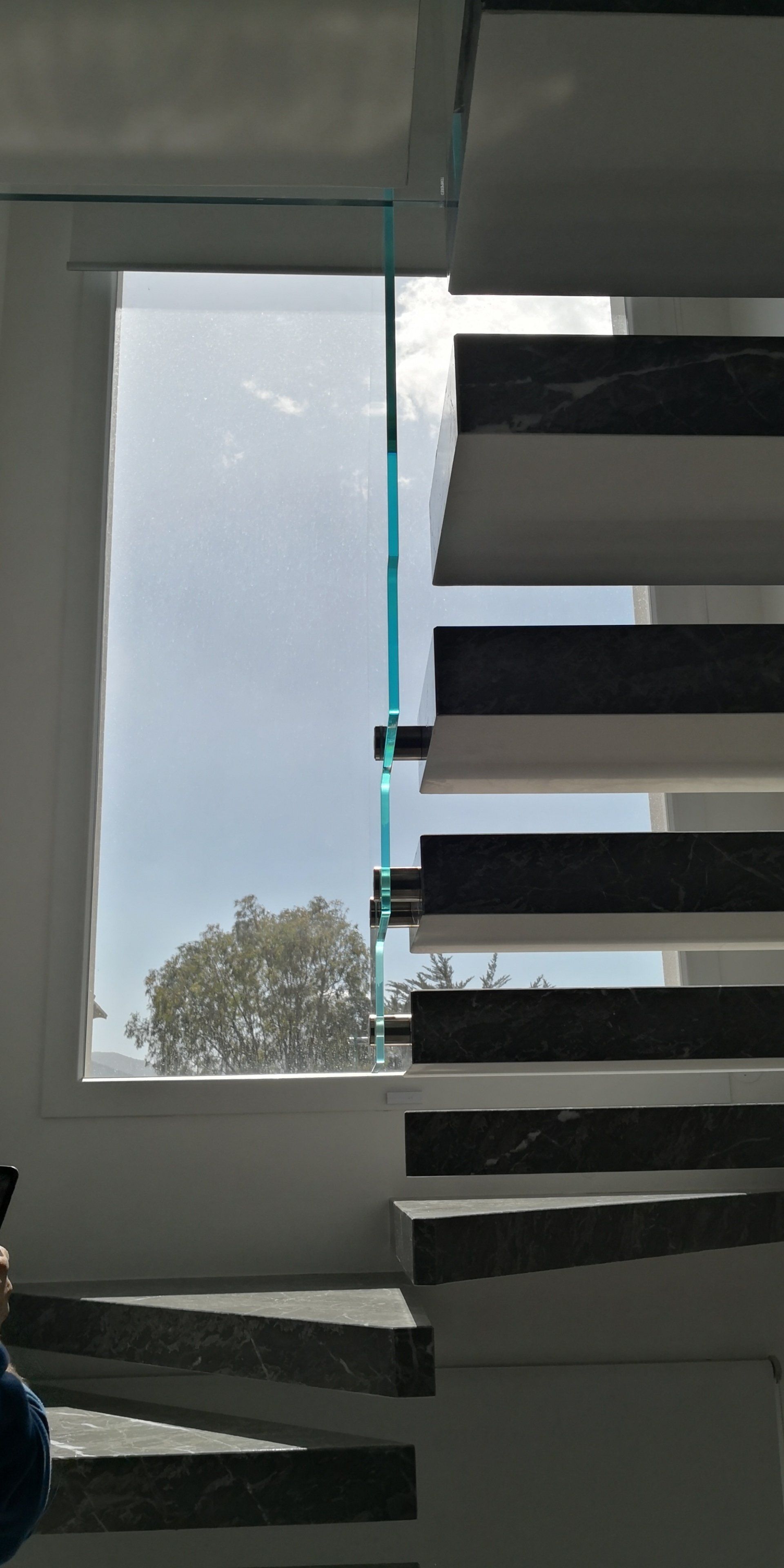 parapetto in vetro per scale in marmo