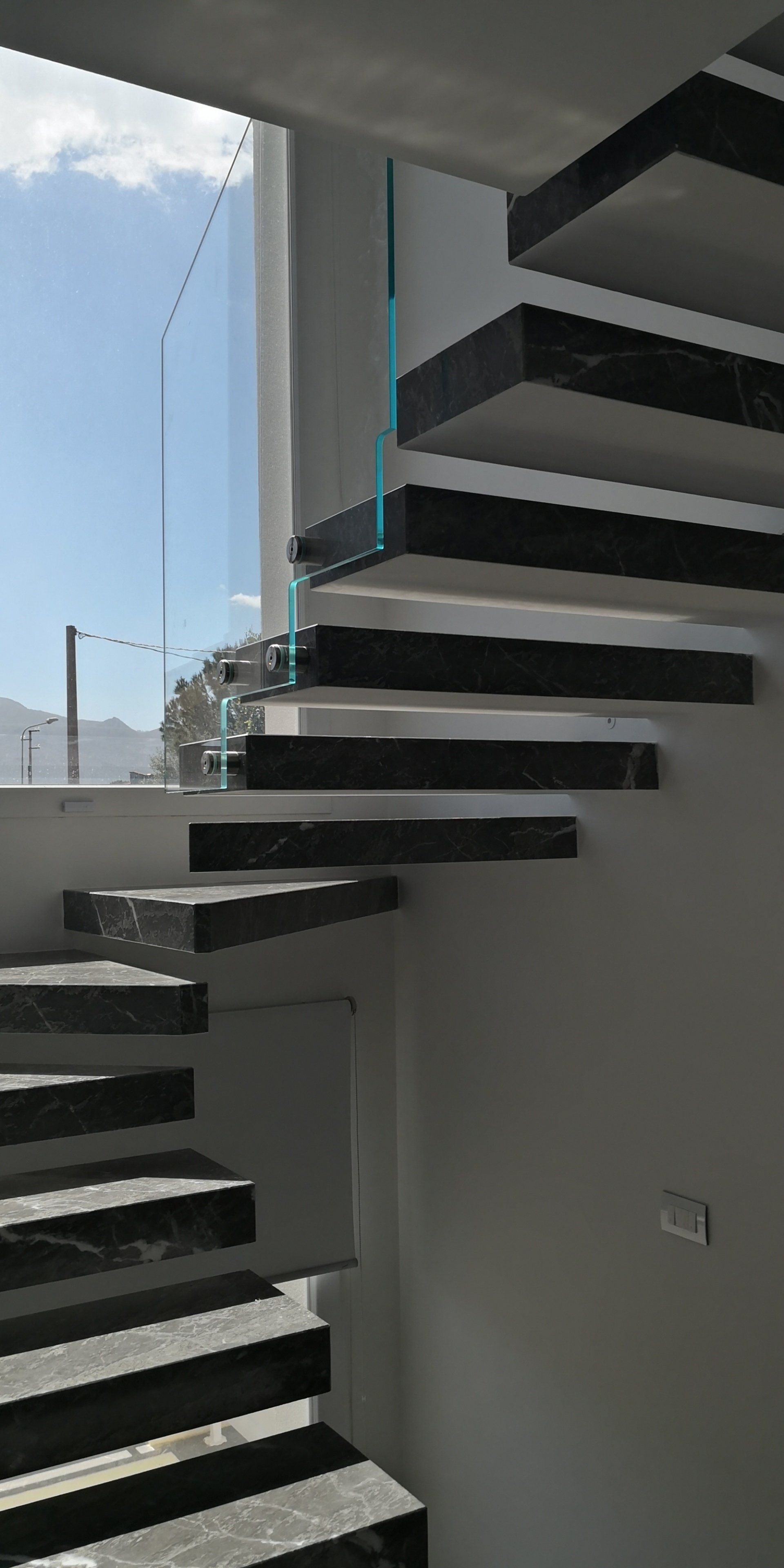 scale sospese in marmo con parapetto in vetro