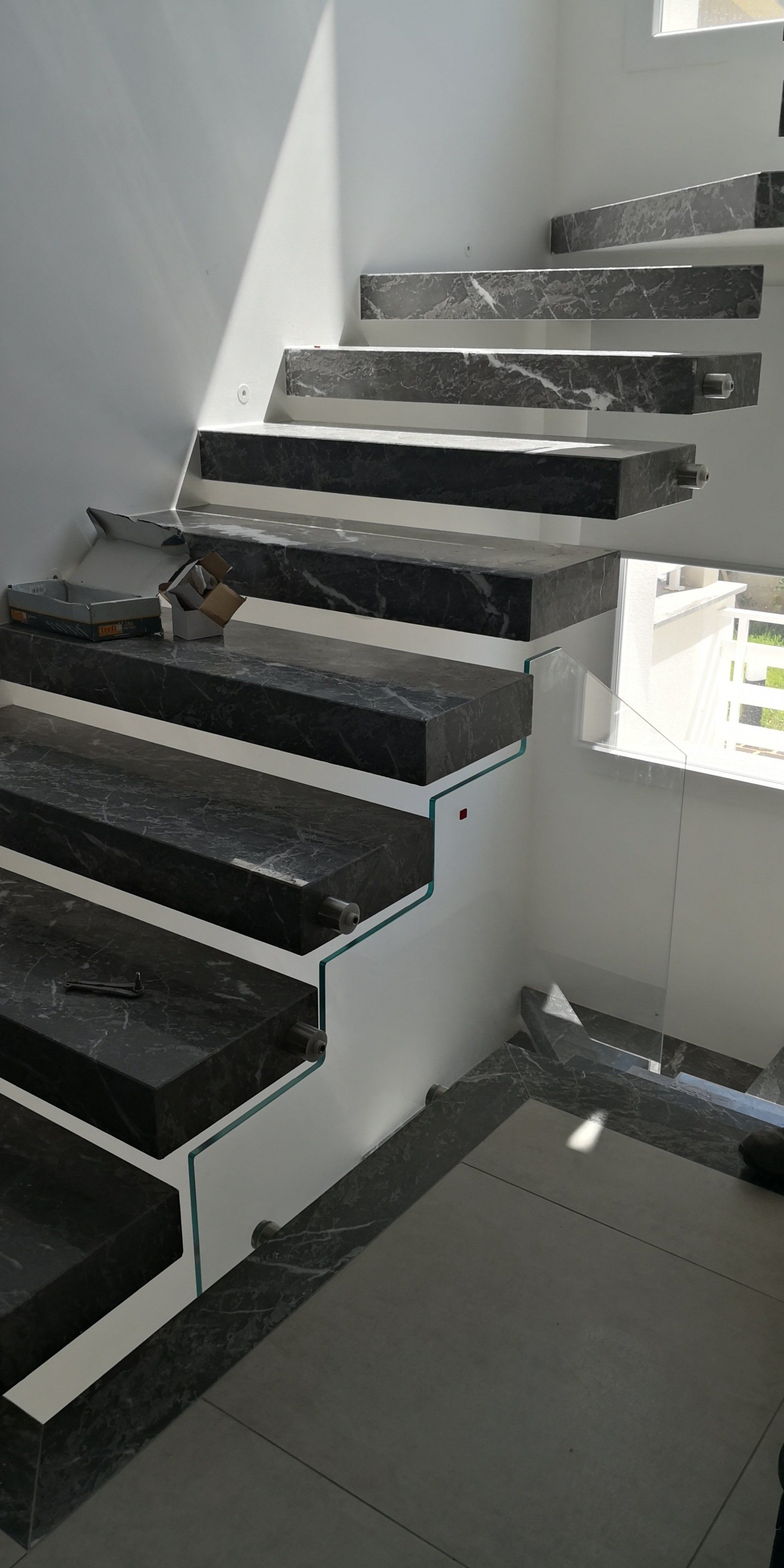scale interne in marmo con parapetto in vetro temperato