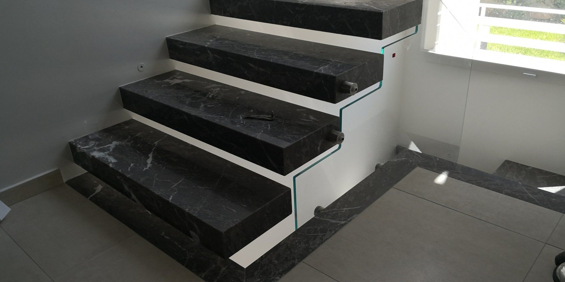 scale in marmo con parapetto in vetro temperato