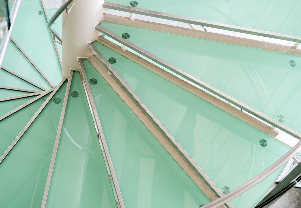 gradini per scale in vetro su misura