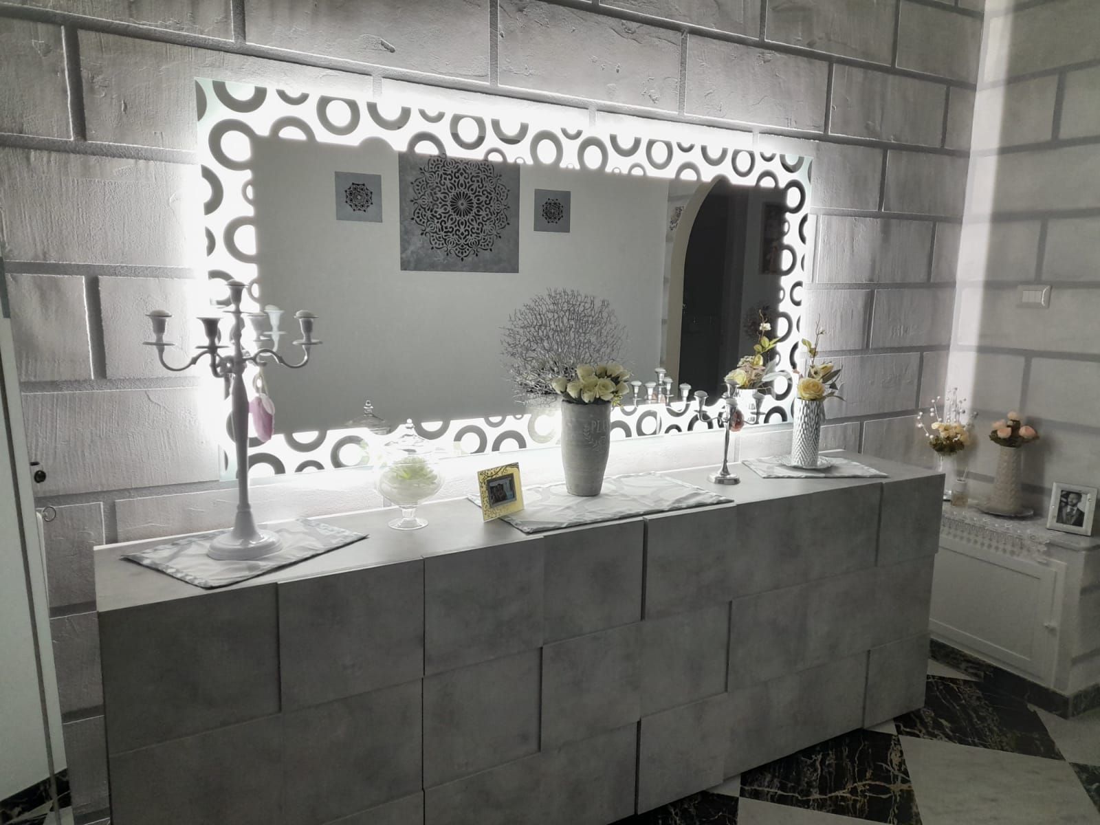 specchio con decorazione in vetro temperato