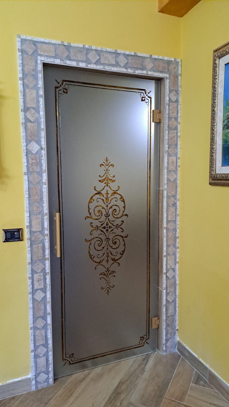 porta con decorazione in vetro temperato