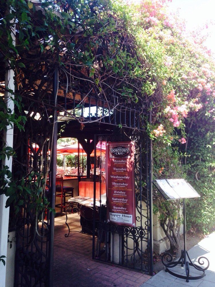 Downtown Cafe. El Cajon. extensive menu, full bar, craft beer, live music.