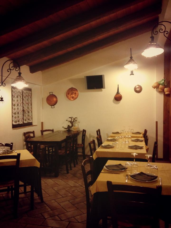 Interni del locale decorato con pentole in rame