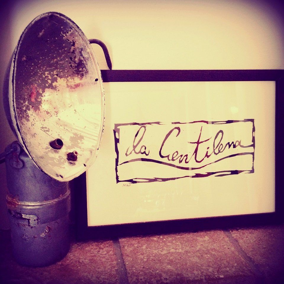 Una centilena con il logo del locale