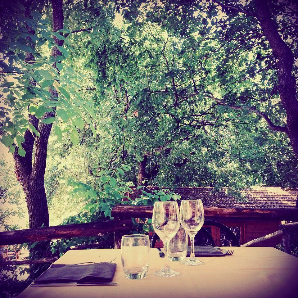 Vista di un tavolo all'esterno del locale