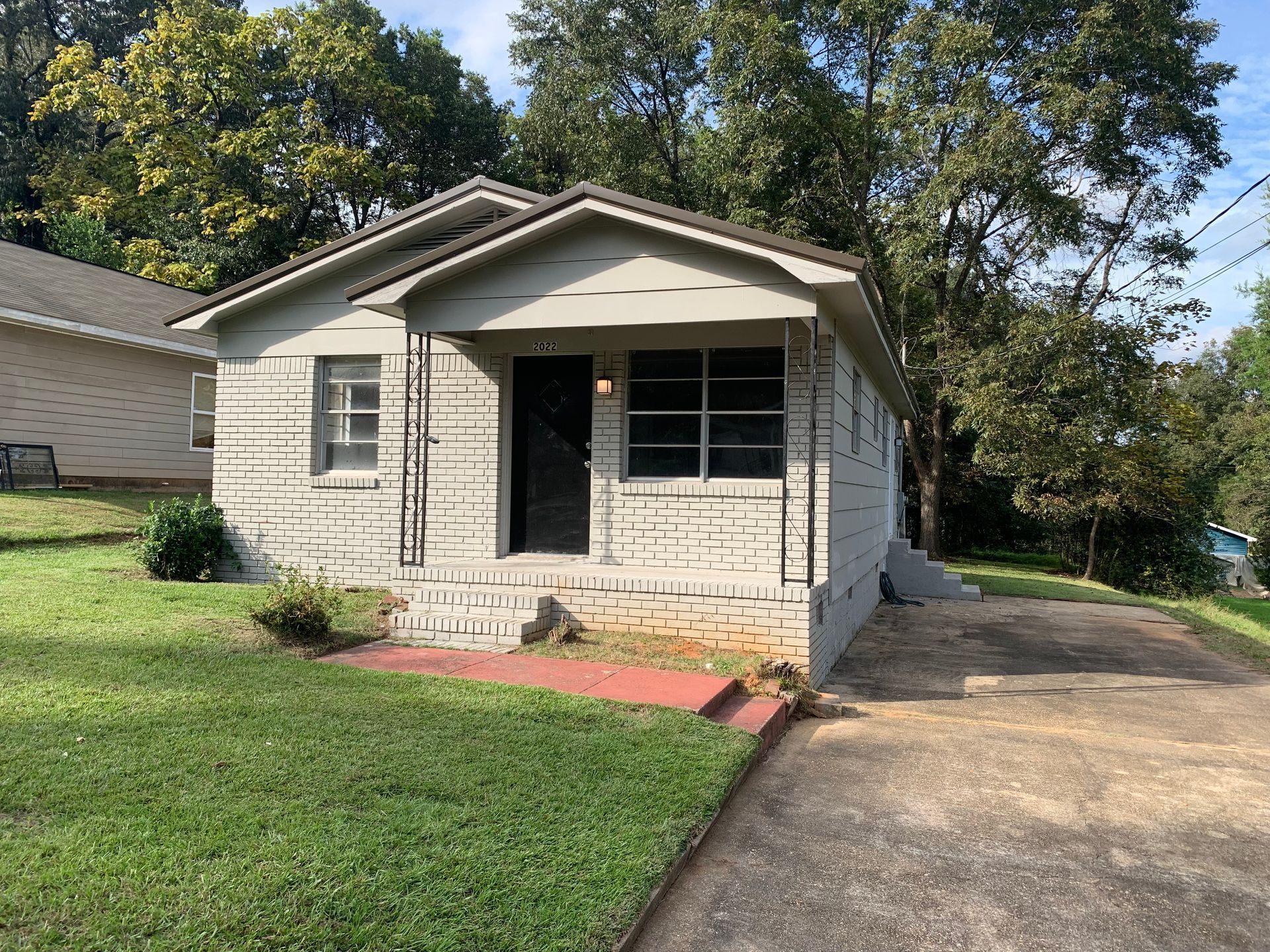 Exterior view of a charming single-family home in Tuscaloosa