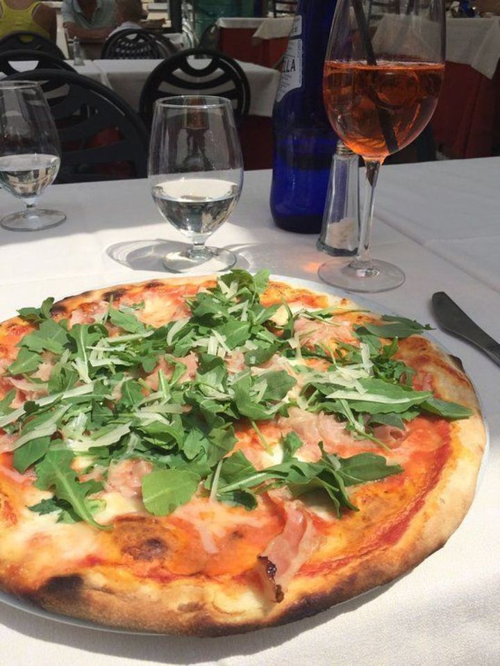 pizza with prosciutto ham and rocket