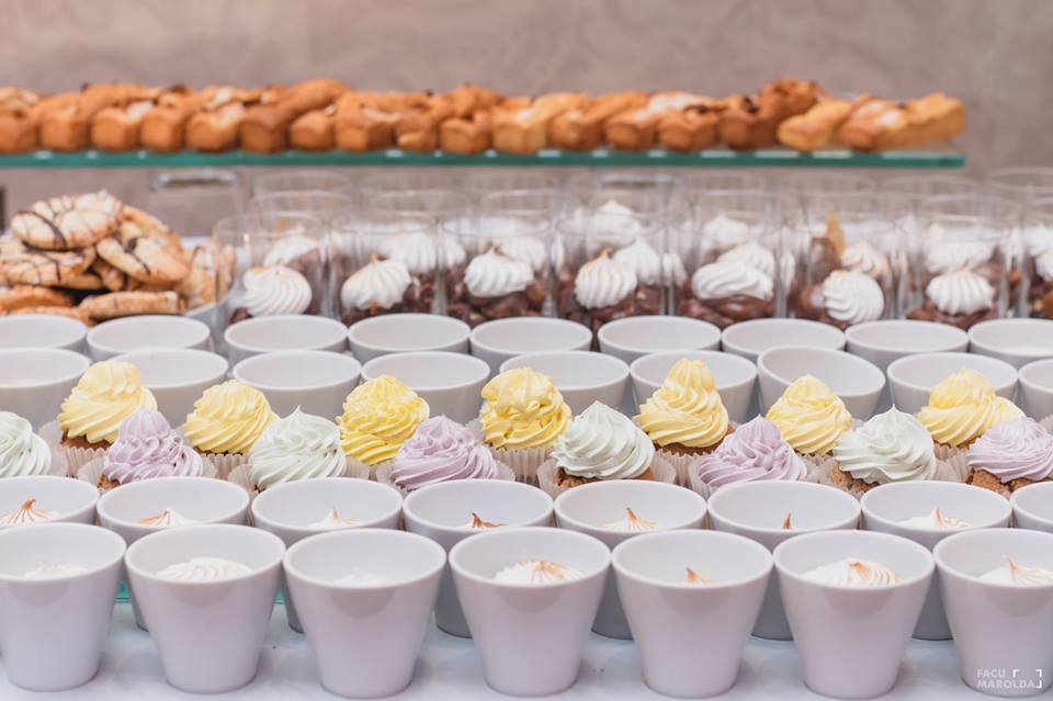 Hay muchos tipos diferentes de postres en la mesa.