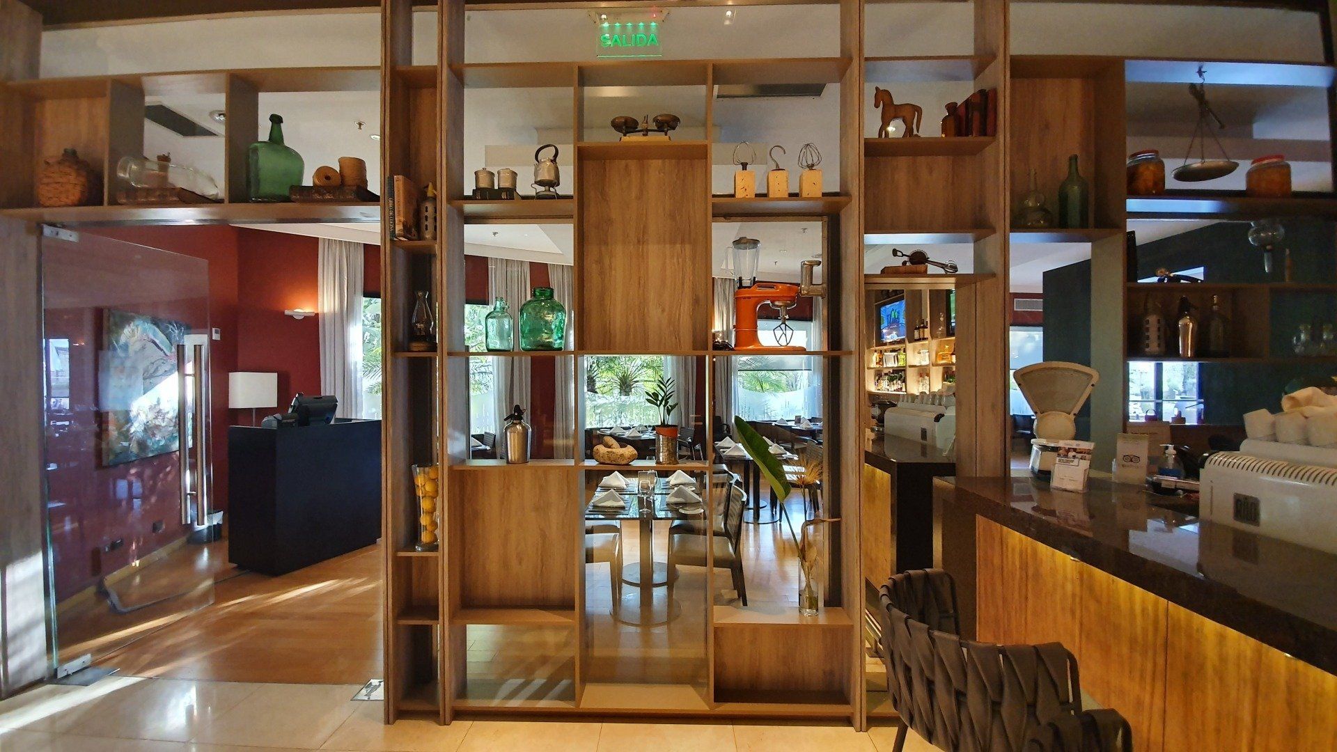 Un restaurante con muchas estanterías y una barra.