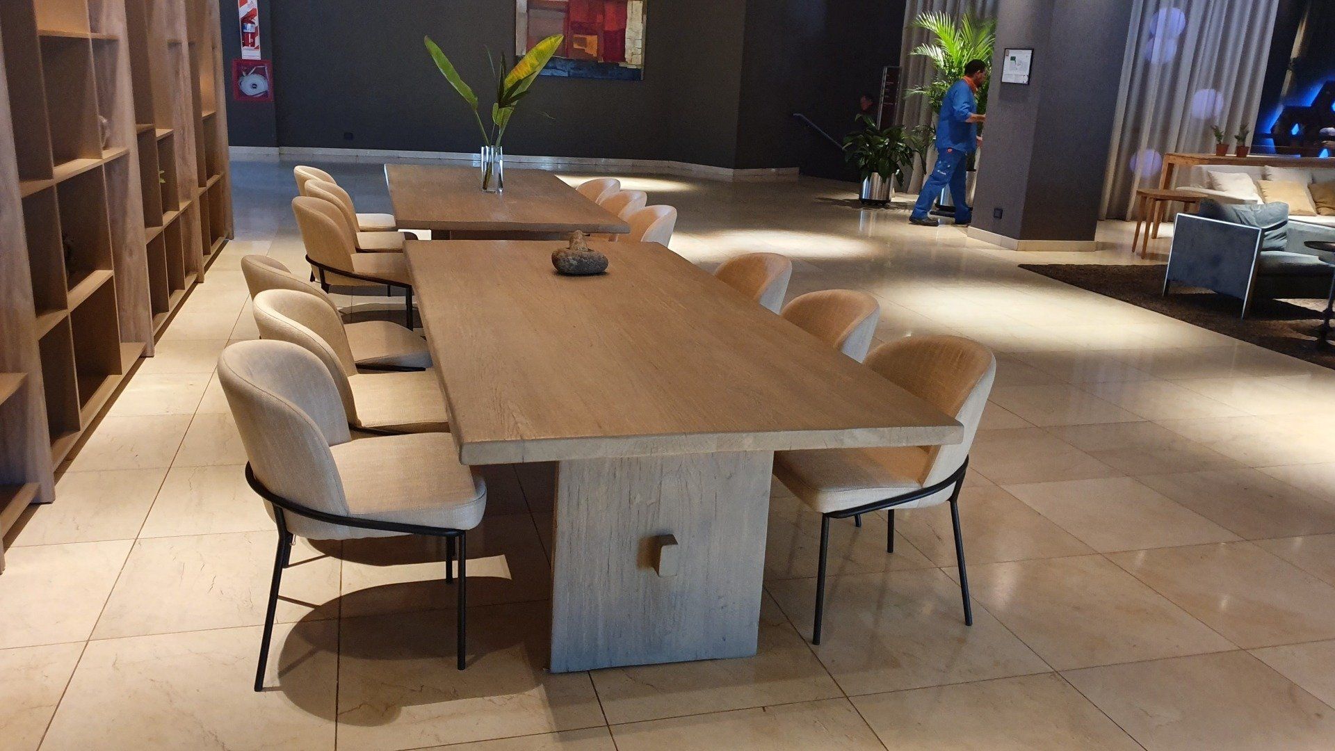 Una larga mesa de madera con sillas en una habitación.