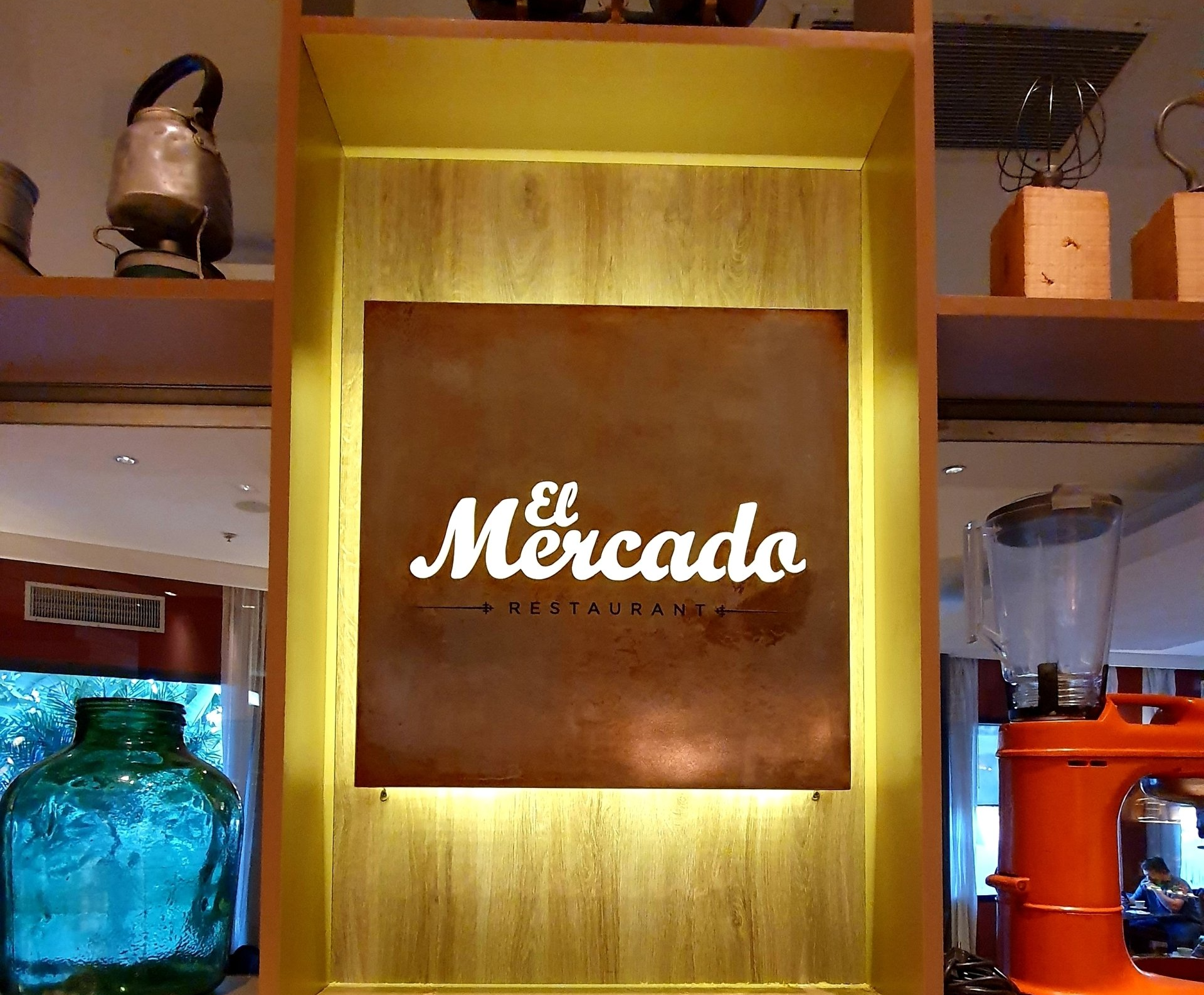 Un cartel de El Mercado