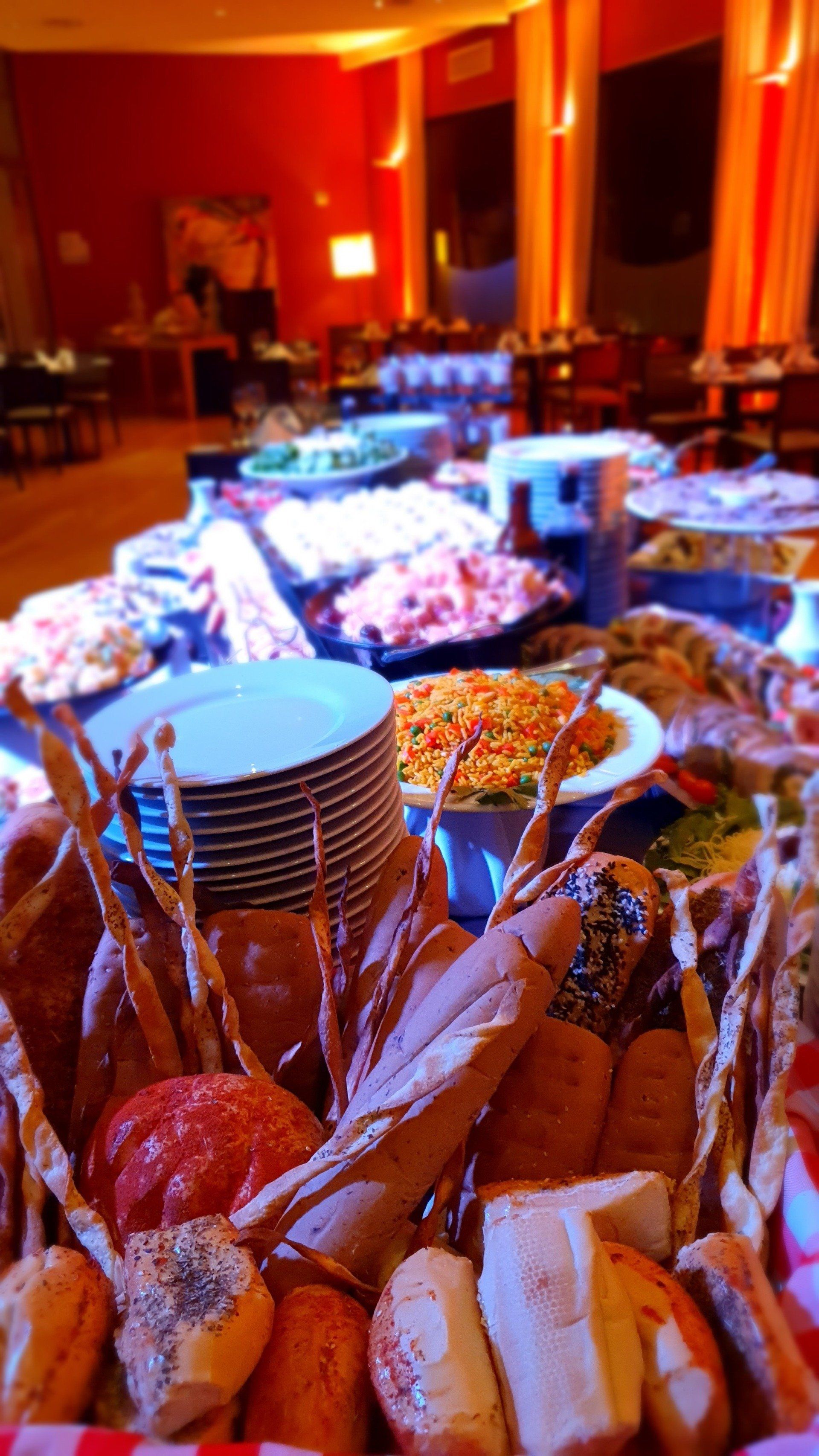 Una mesa de buffet con una cesta de pan encima