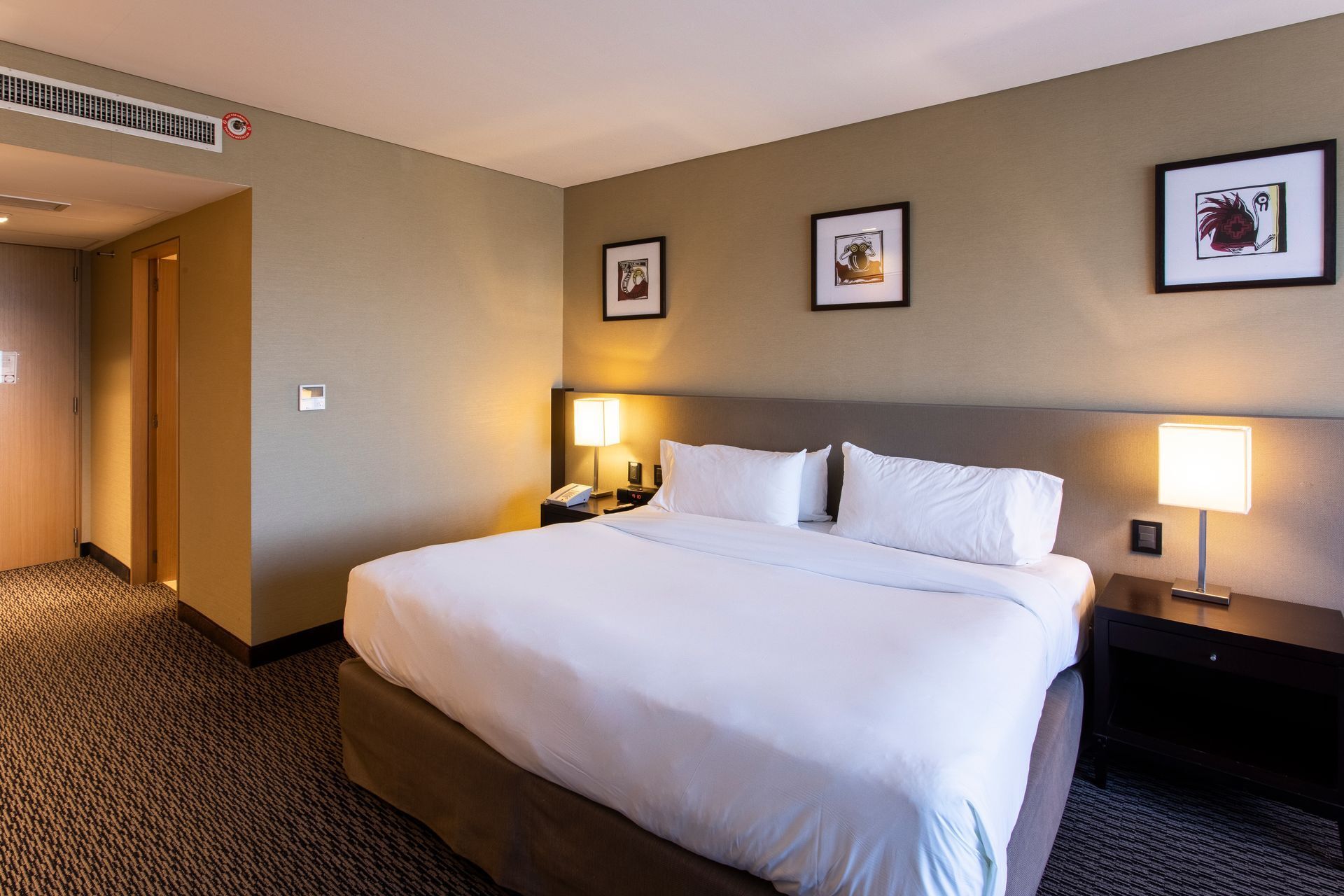 Una mesa cubierta con platos de comida y un plato de cereal.