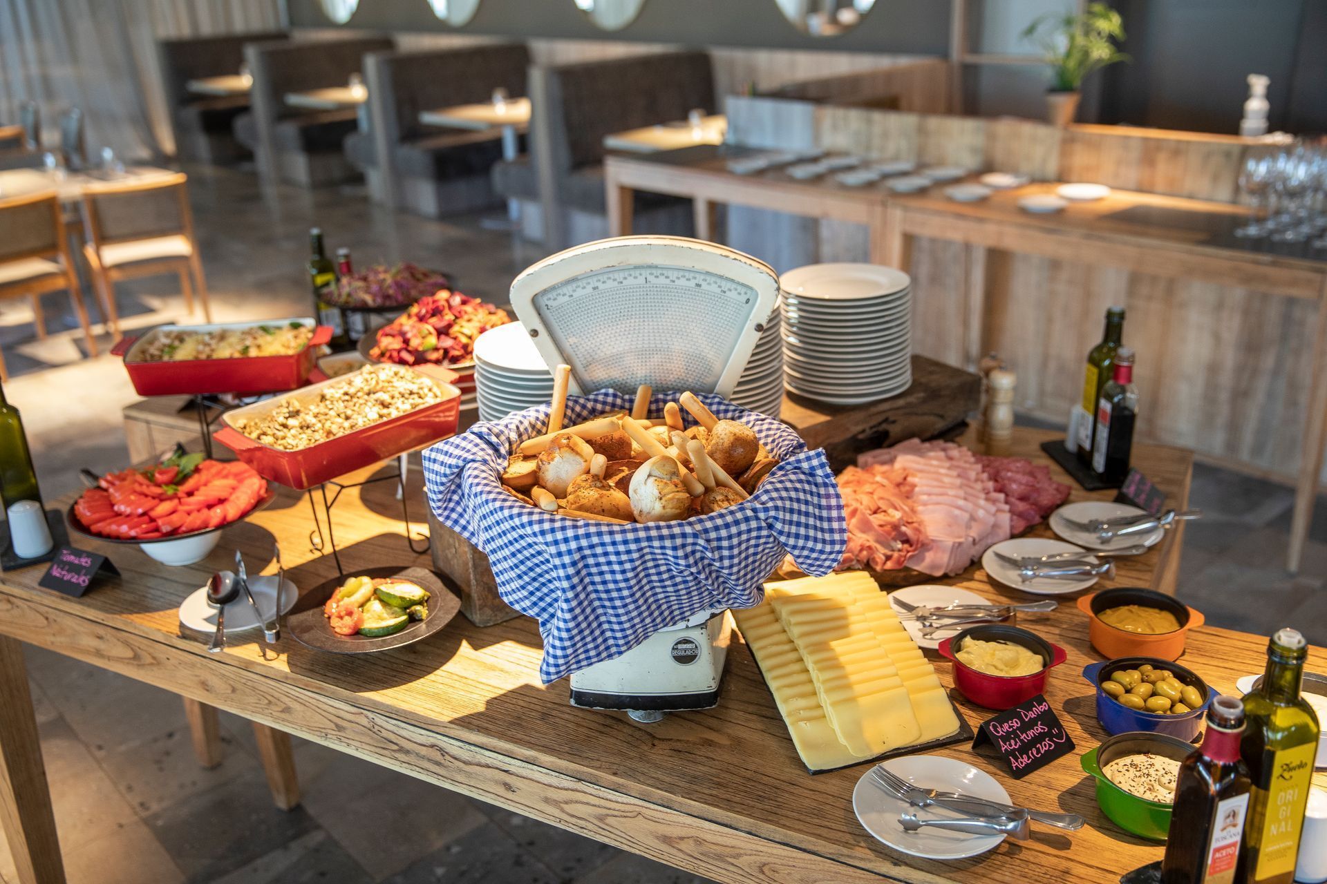 Una mesa puesta para una cena con un jarrón de flores.