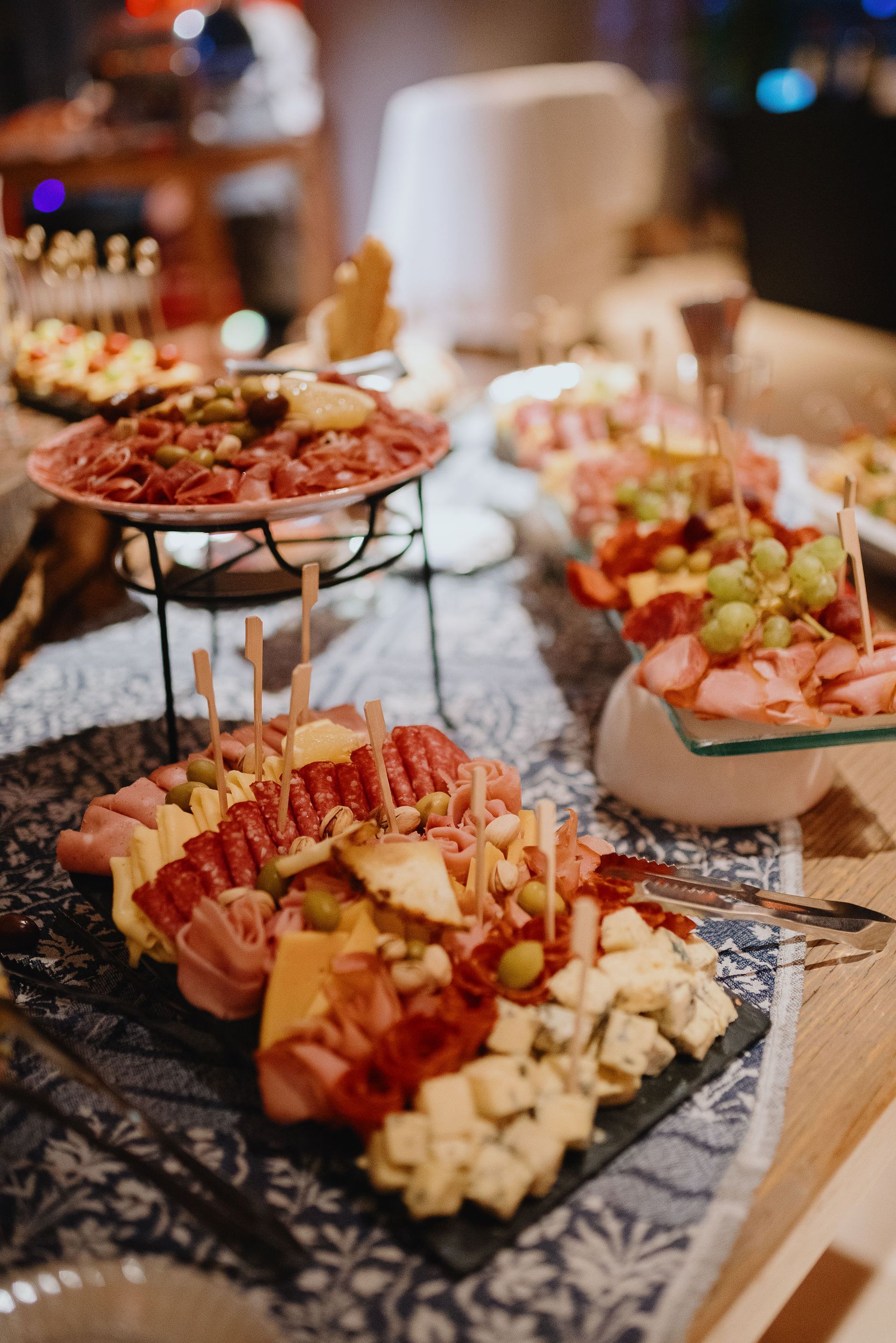Un primer plano de un plato de comida en una mesa