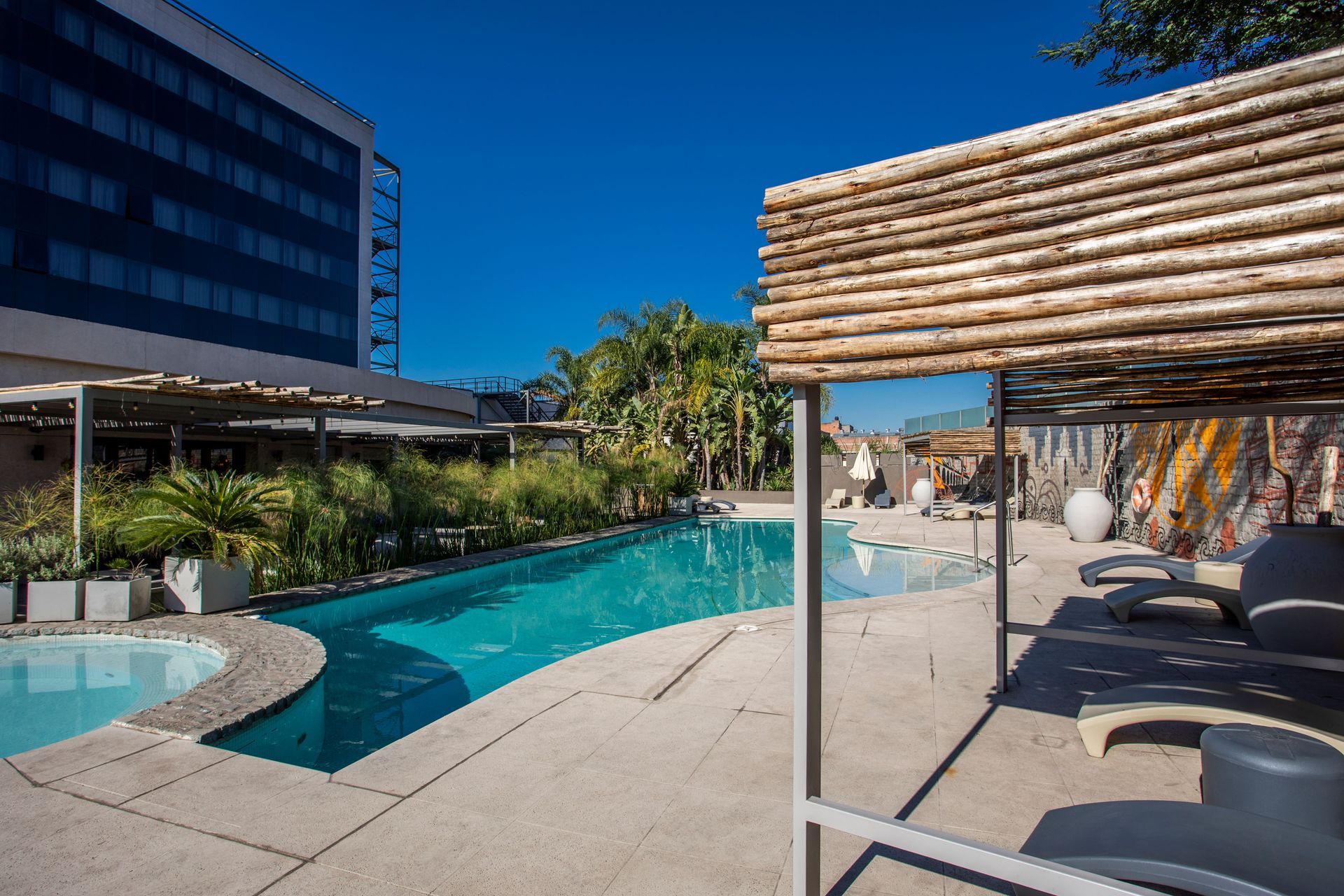 Un primer plano de un postre de chocolate con nueces encima