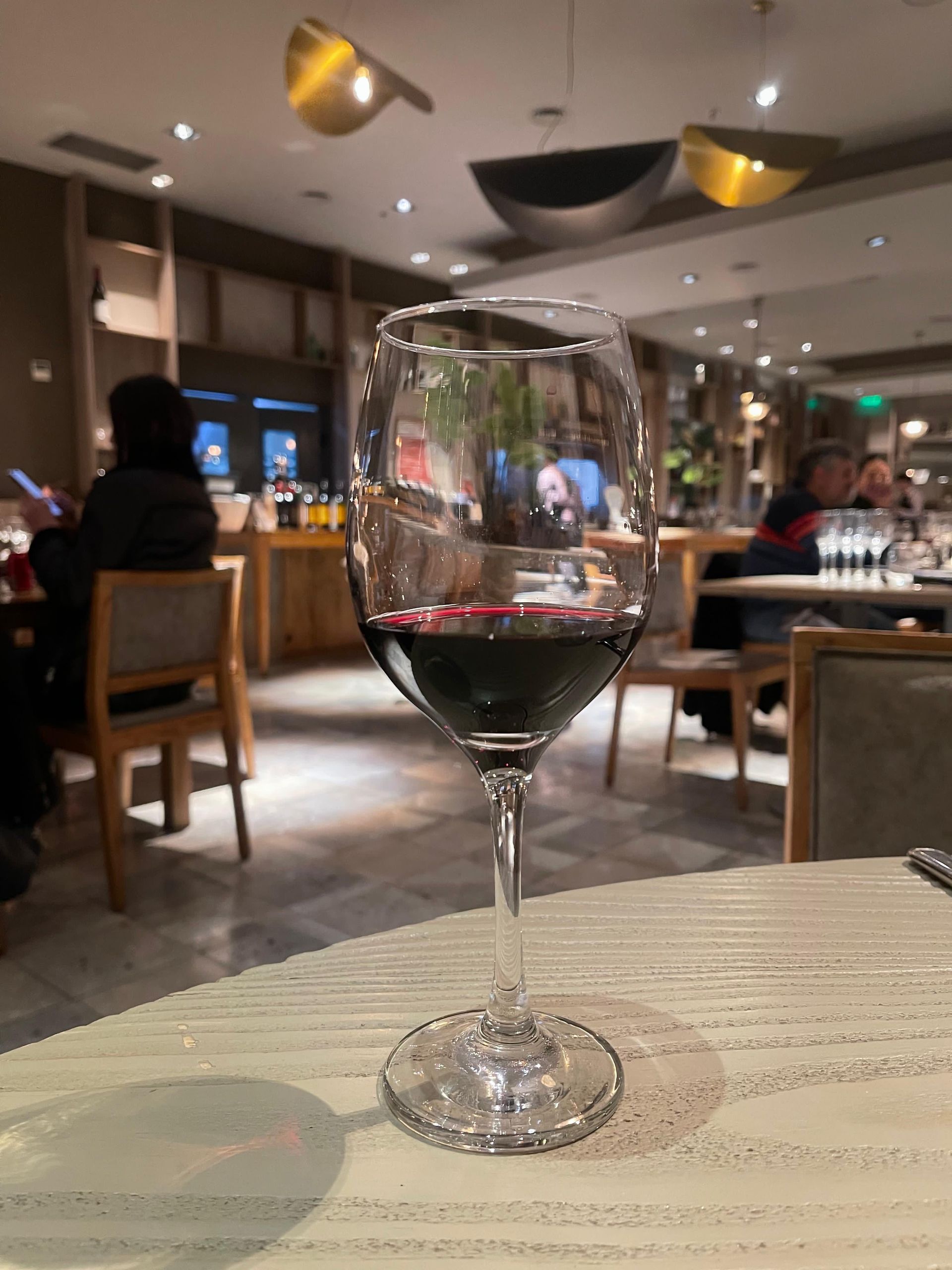 Un primer plano de un plato de comida en una mesa