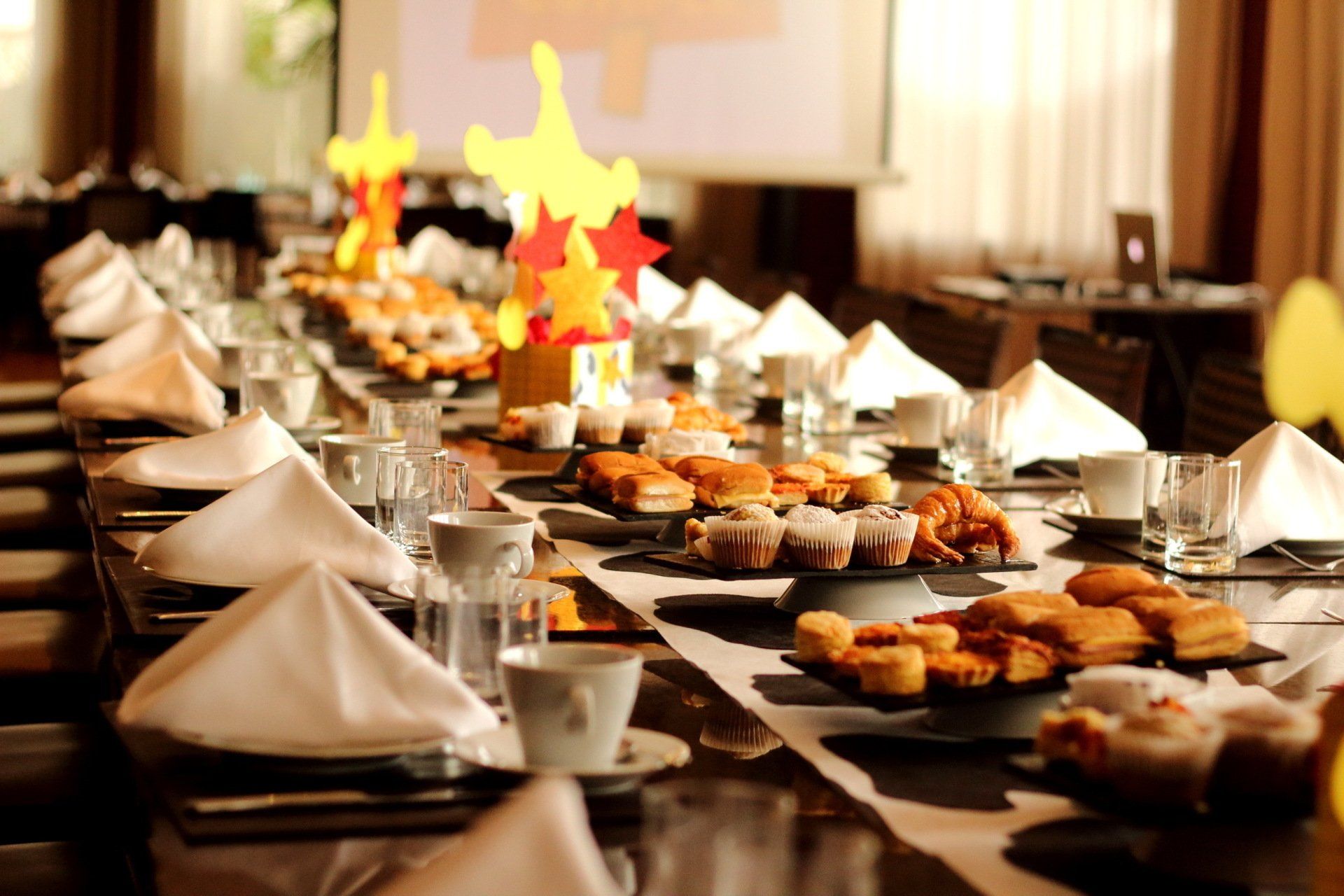 Una mesa larga con mucha comida encima