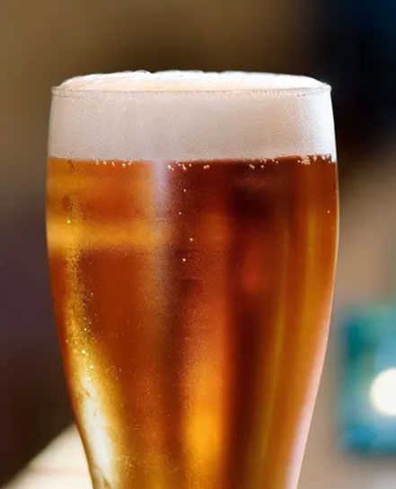 Una mesa de buffet con una variedad de alimentos y bebidas.