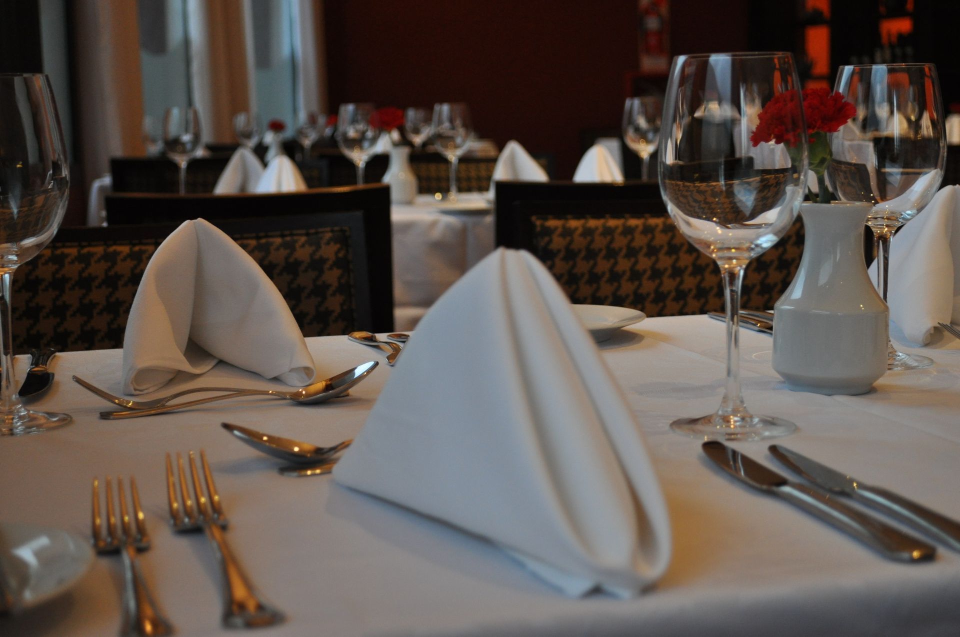 Una mesa de restaurante con una servilleta blanca y cubiertos encima