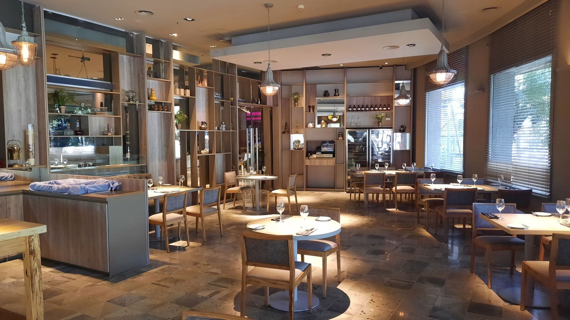 Una habitación grande con una mesa y sillas