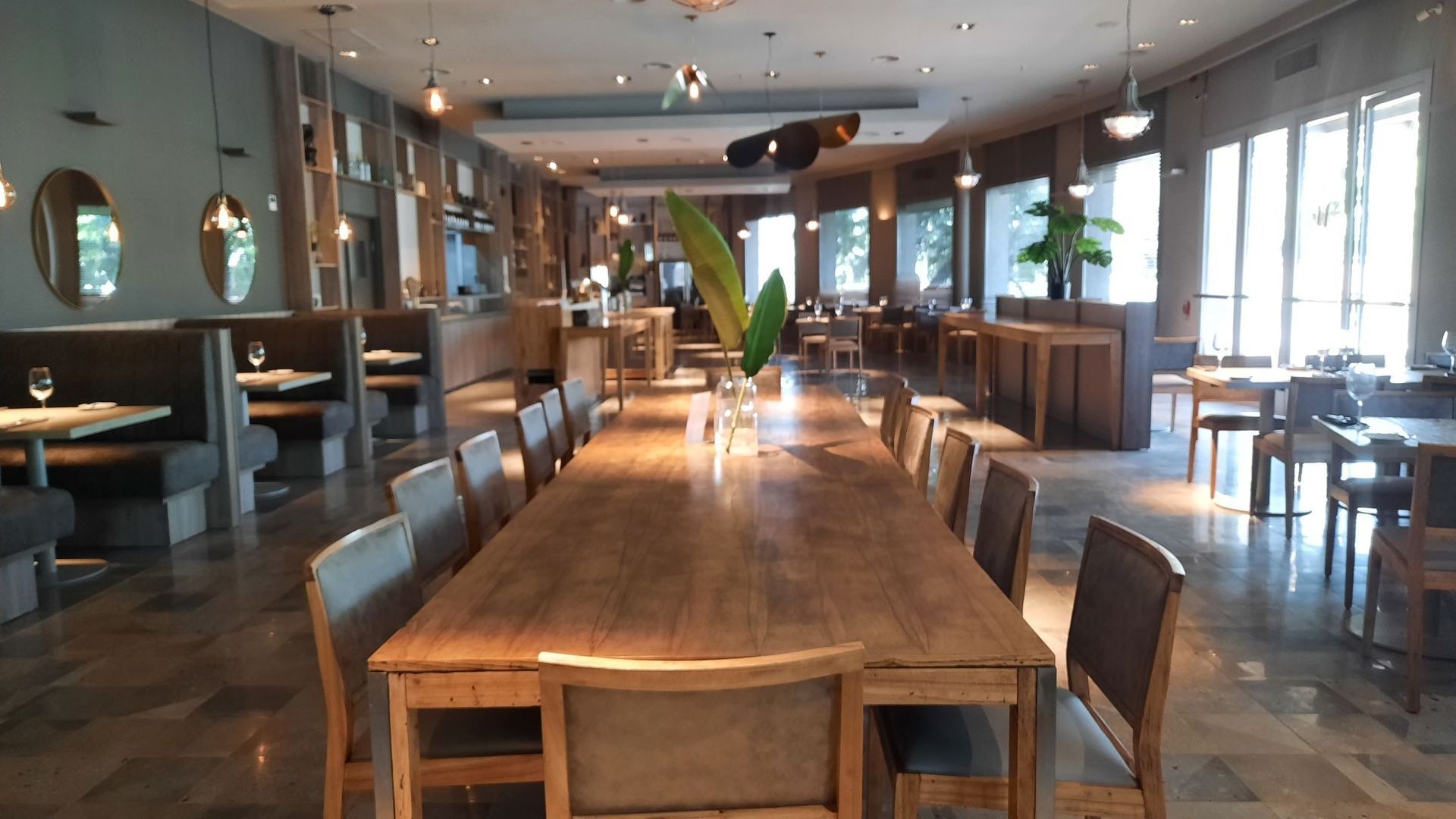 Un hombre y un niño están sentados en una mesa comiendo cereal.
