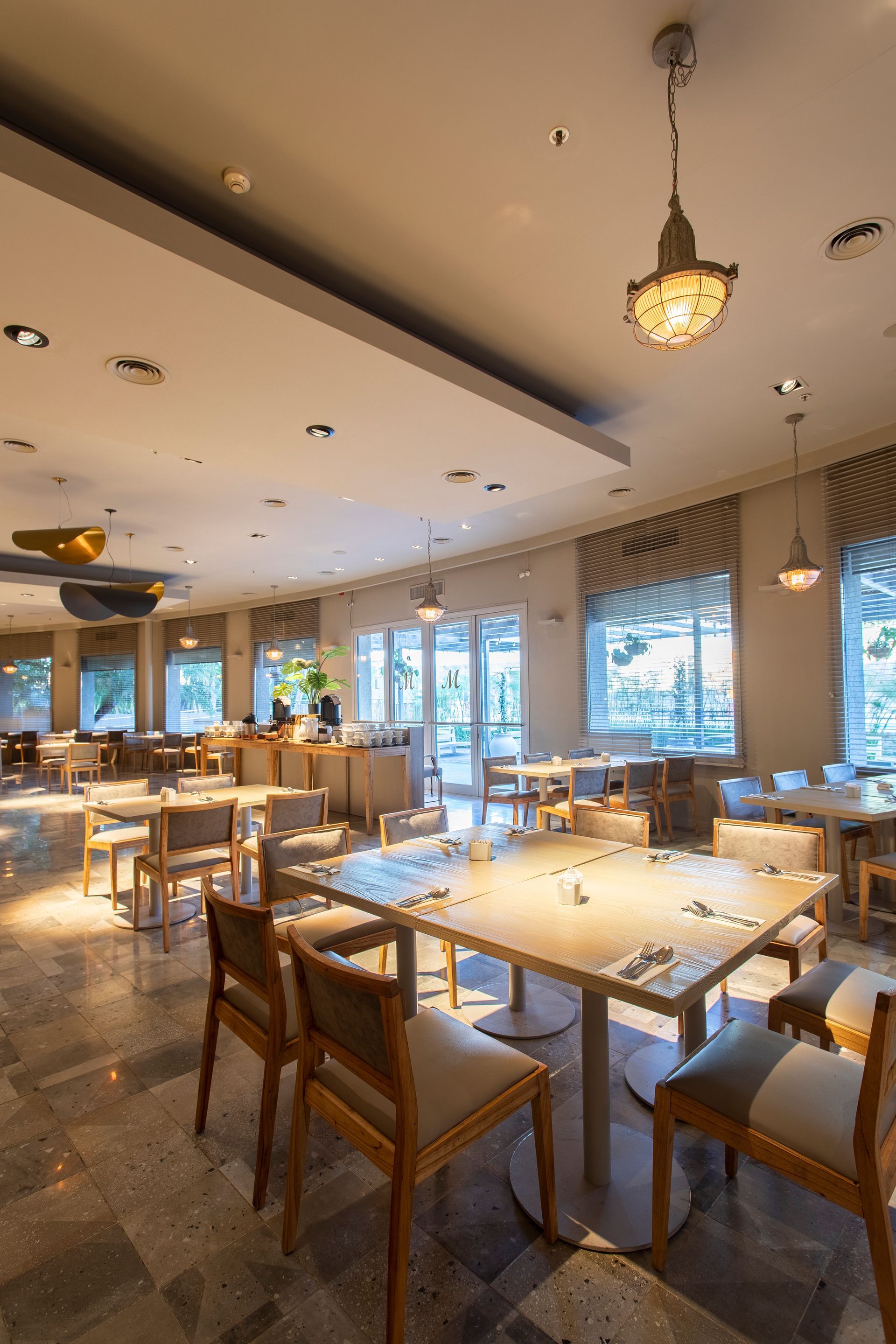 Hay una gran mesa y sillas en el medio de la habitación.