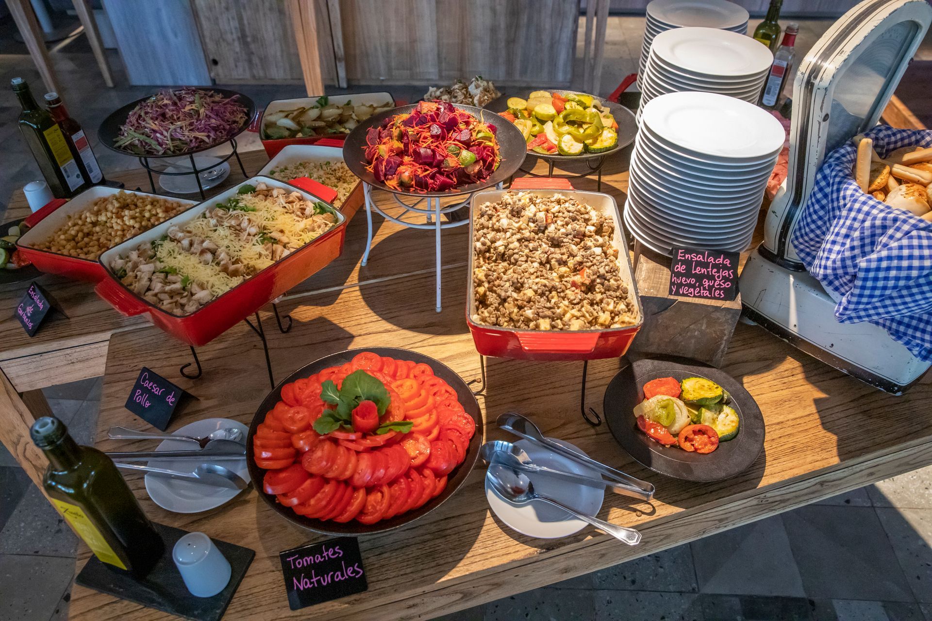 Un vaso de cerveza está sobre una mesa.