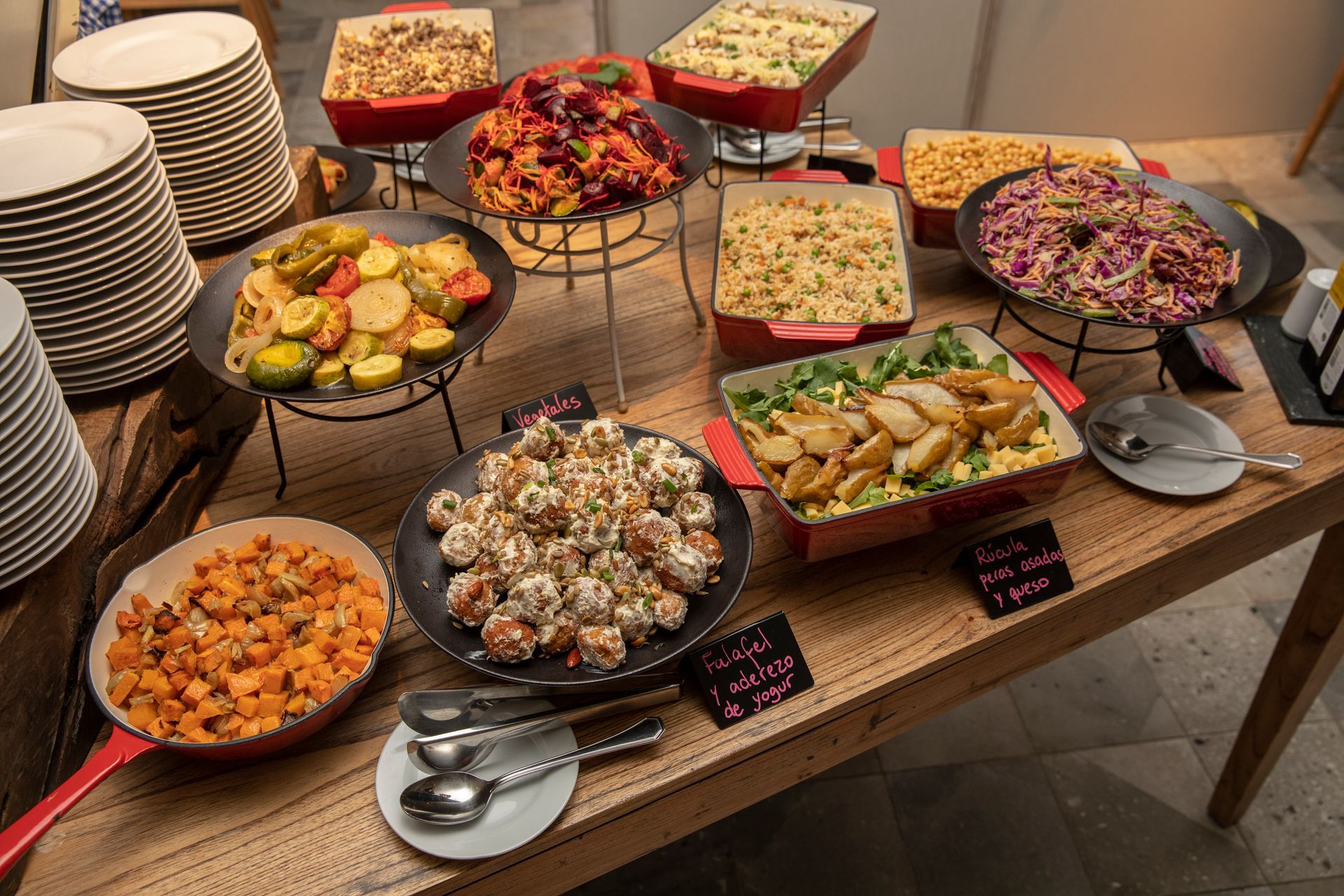 Una mesa cubierta con una variedad de carnes y aceitunas.