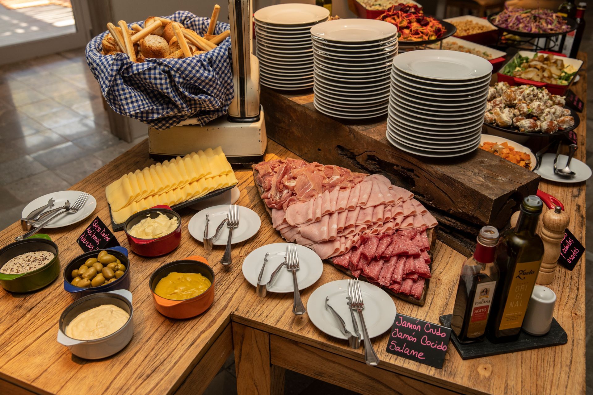 Una botella de leche se encuentra sobre una mesa rodeada de comida