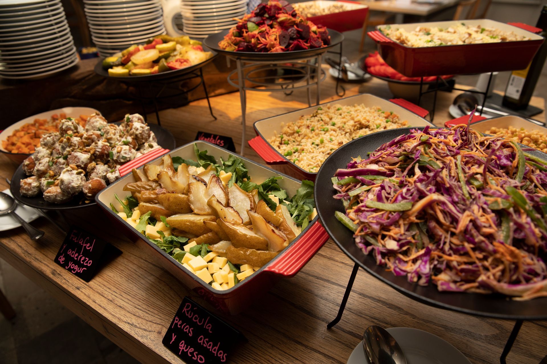 Un primer plano de un postre de chocolate con nueces encima