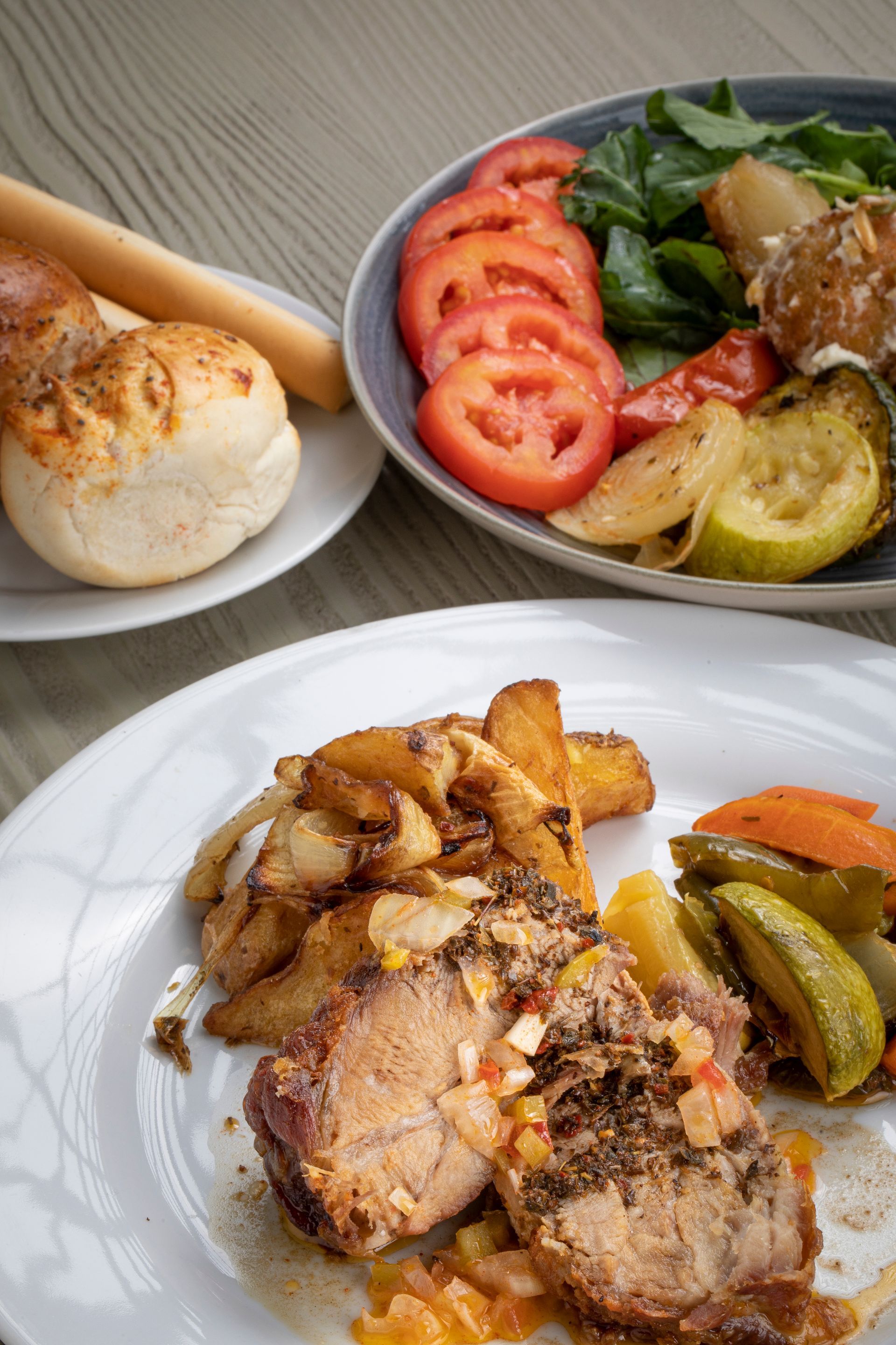 Un primer plano de lonchas de jamón y tomates sobre una mesa