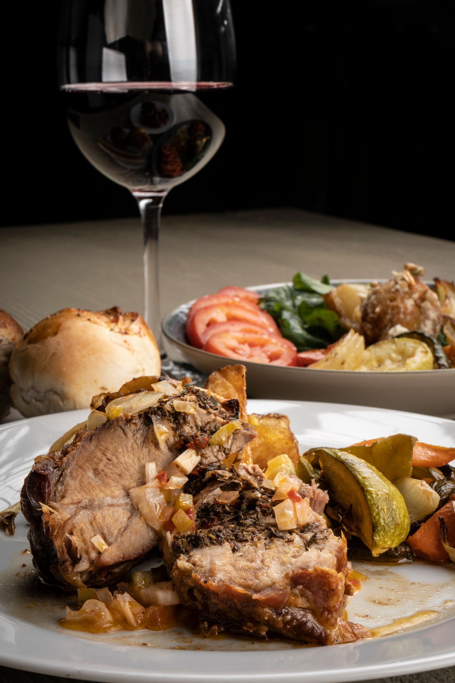 Un hombre y una mujer están sentados a una mesa en un restaurante.