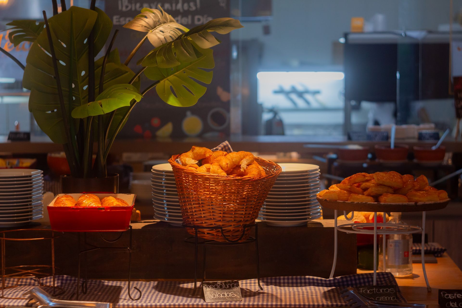 Una habitación grande con una mesa y sillas