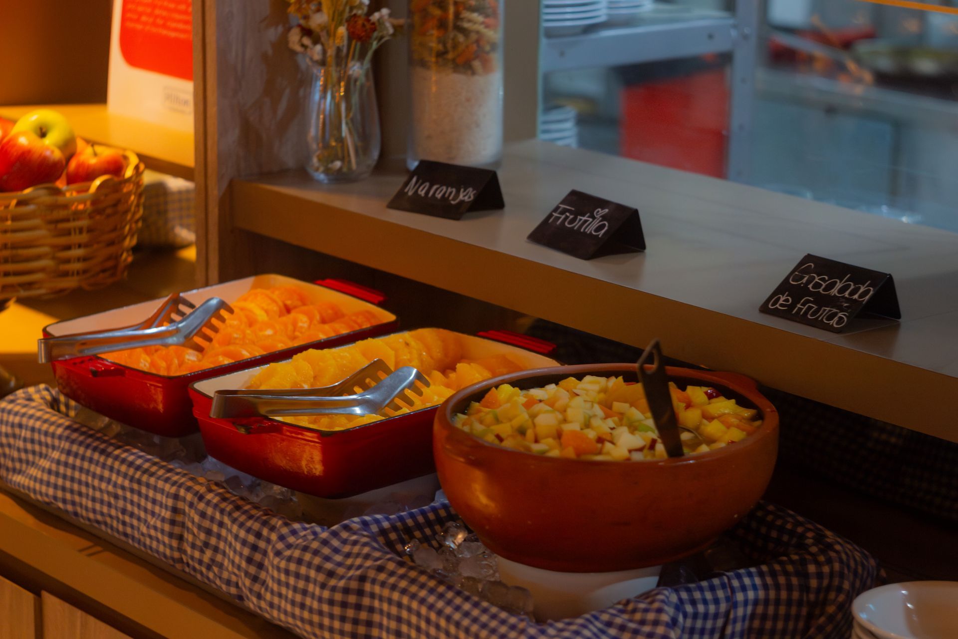 Una mesa puesta para una cena con un jarrón de flores.