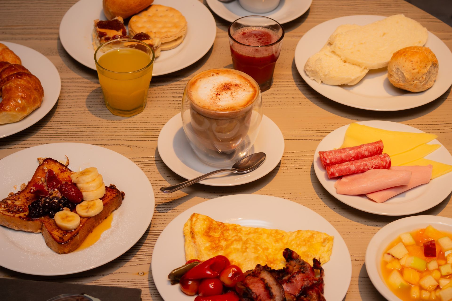 Un edificio con arcos y una cruz en la parte superior