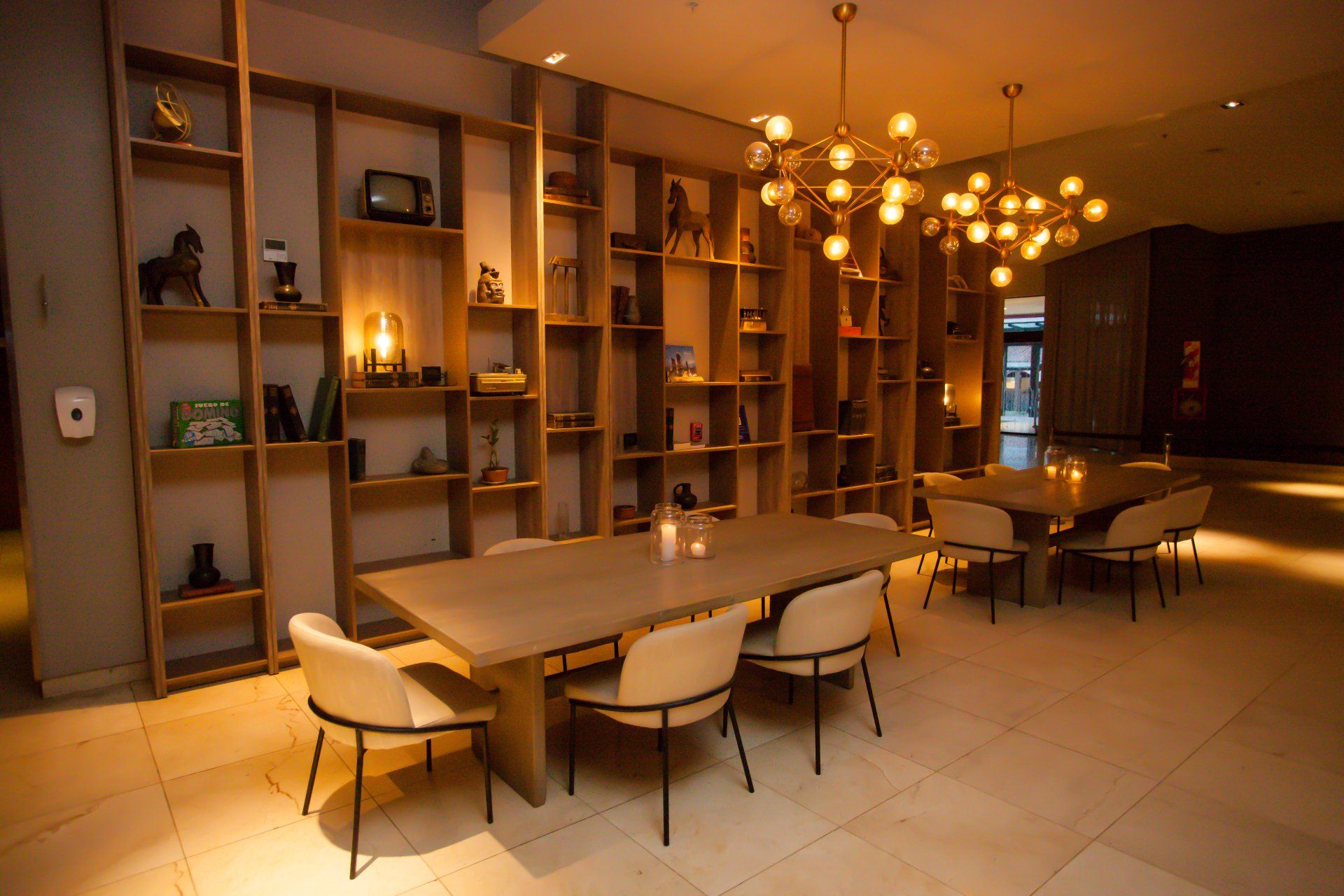 Hay una gran mesa y sillas en el medio de la habitación.