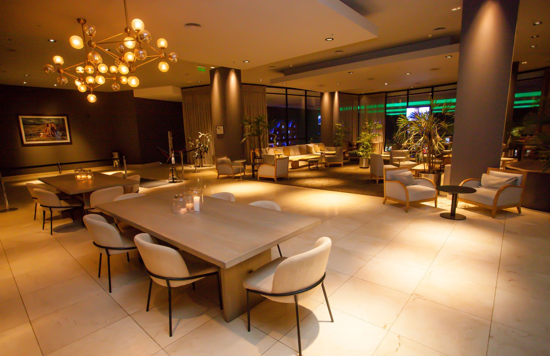 Una habitación grande con una mesa y sillas