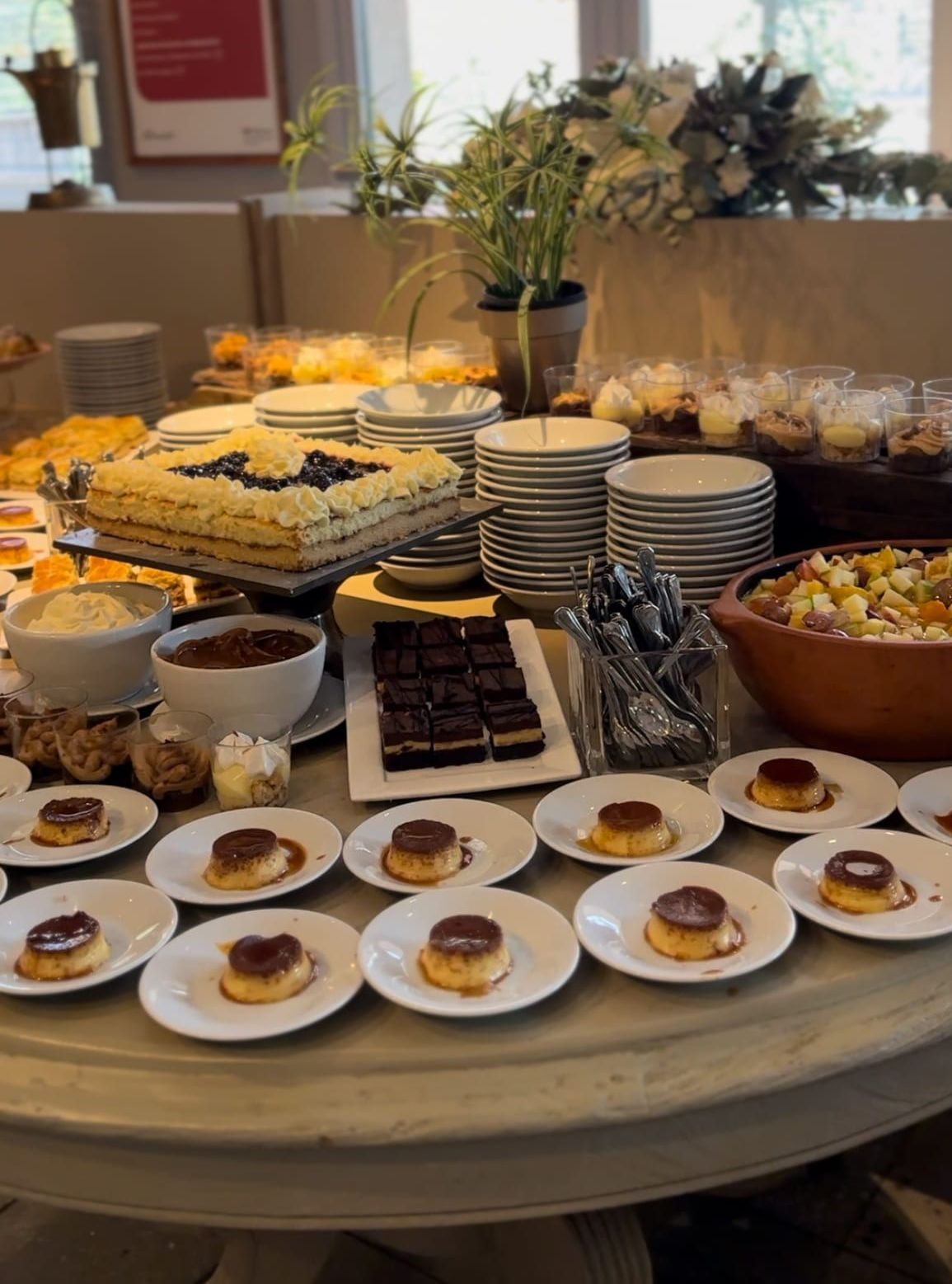 Un hombre y un niño están sentados en una mesa comiendo cereal.
