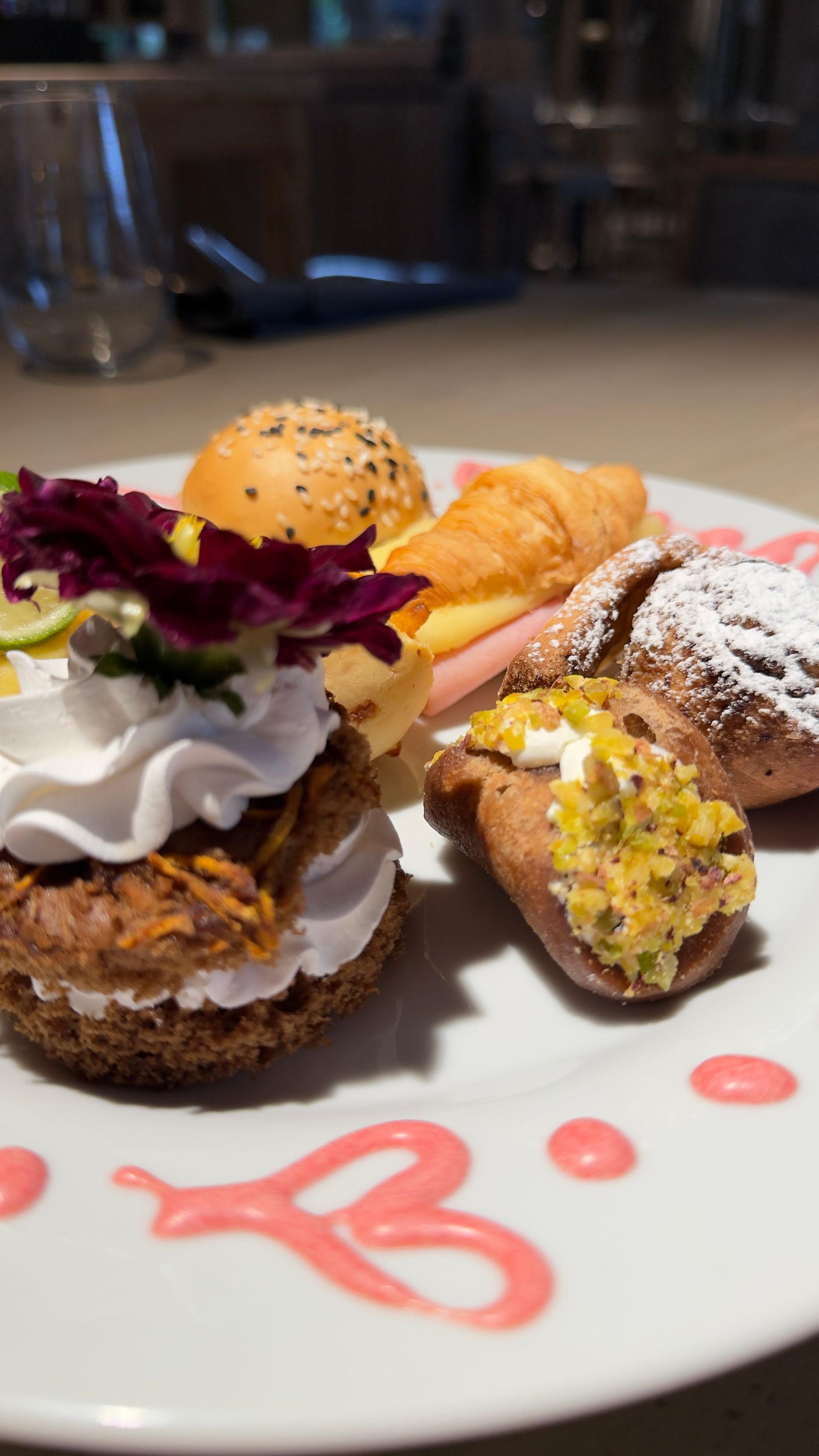 El vestíbulo de un hotel con muchas sillas y mesas.