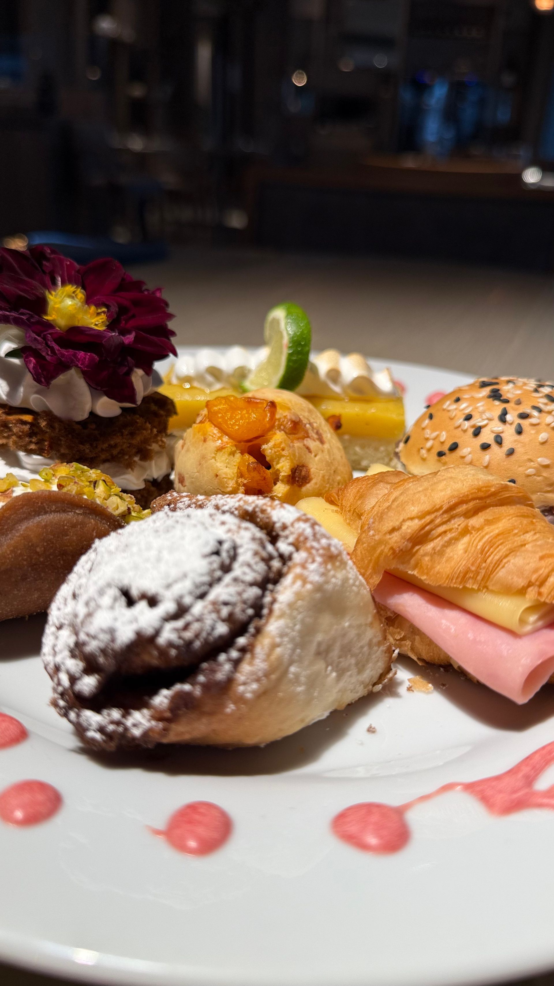 Un primer plano de un plato de comida en una mesa