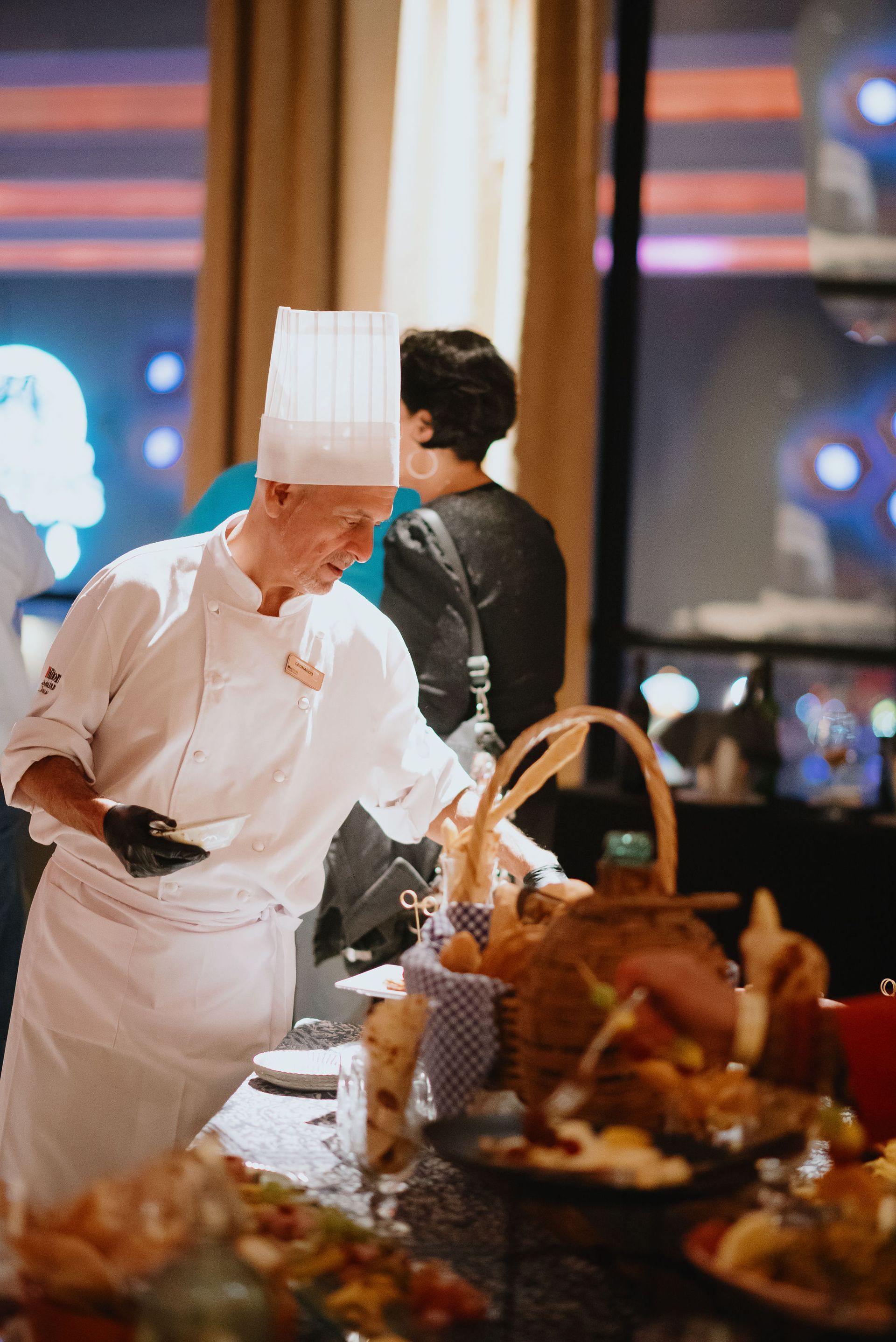 Una mesa puesta para una cena con un jarrón de flores.