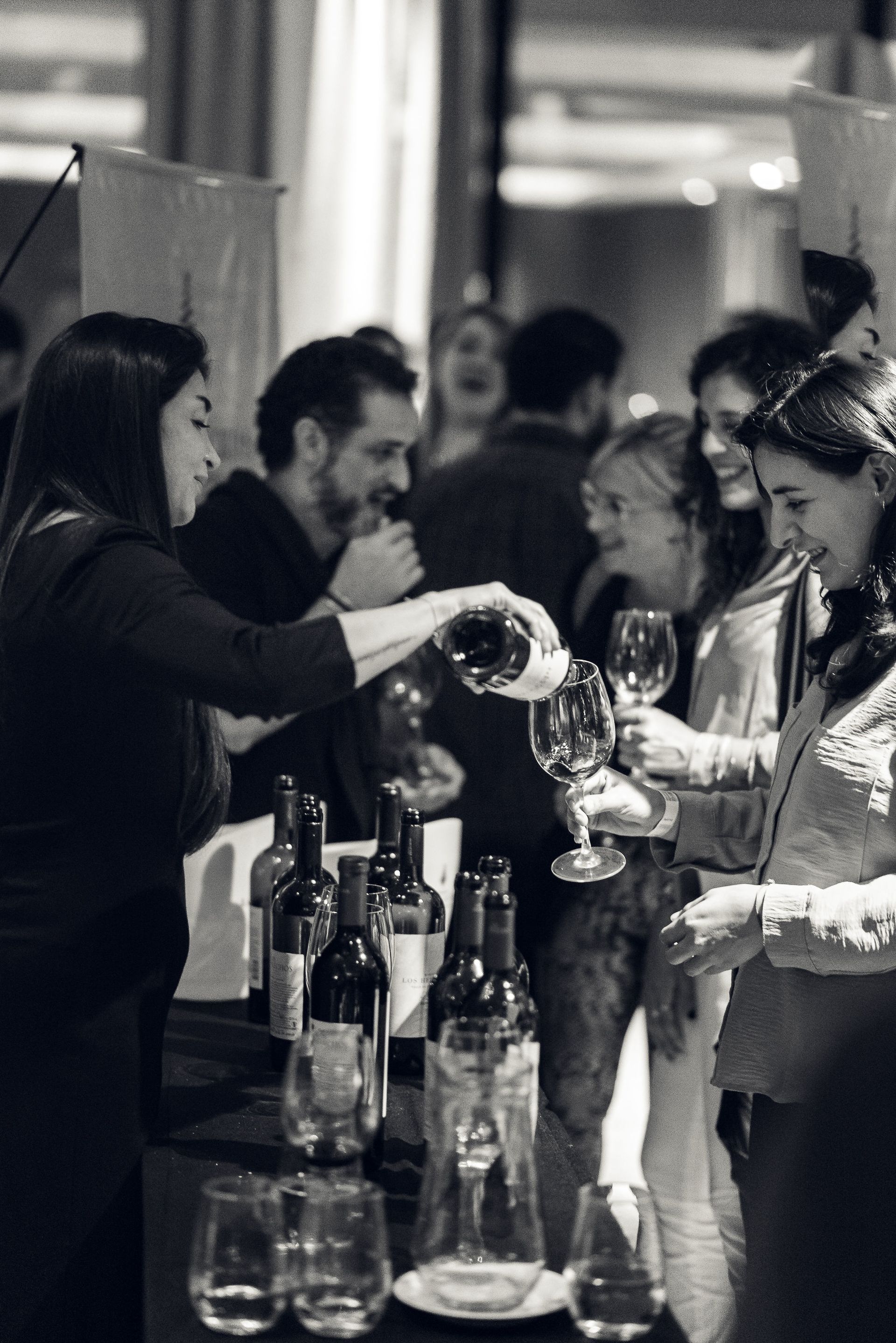 Un primer plano de un postre de chocolate con nueces encima