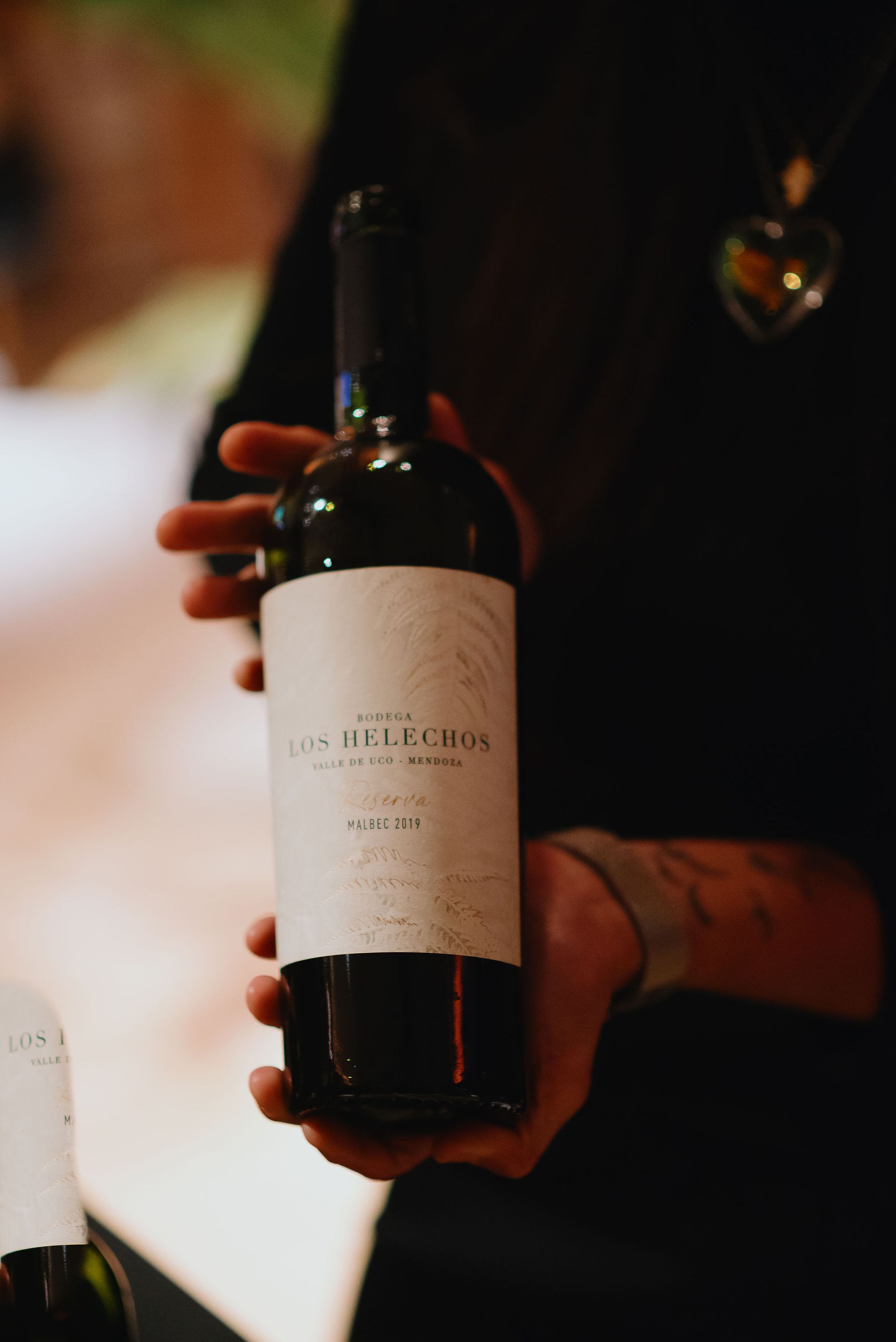 Un hombre y un niño están sentados en una mesa comiendo cereal.