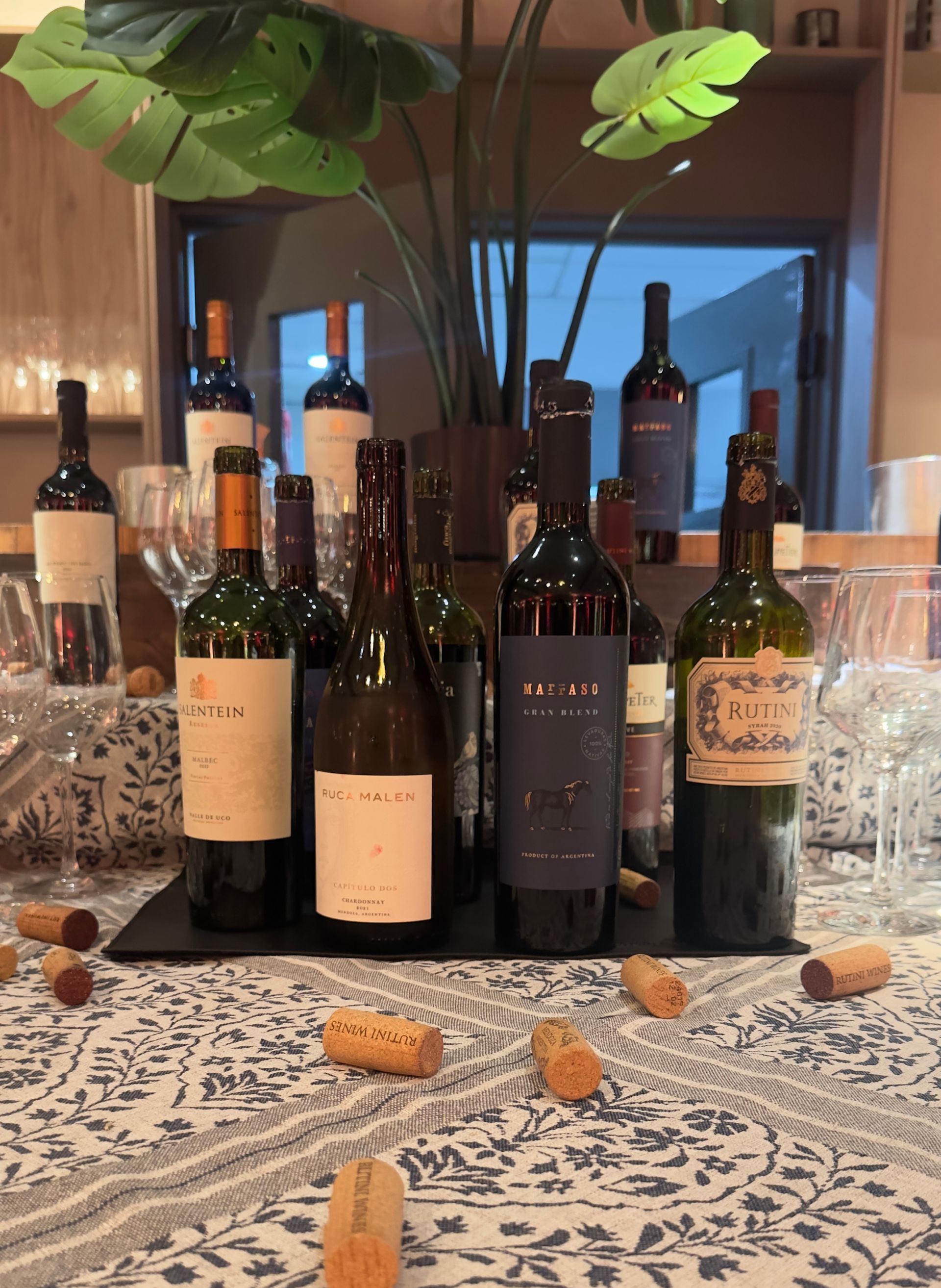 El vestíbulo de un hotel con muchas sillas y mesas.